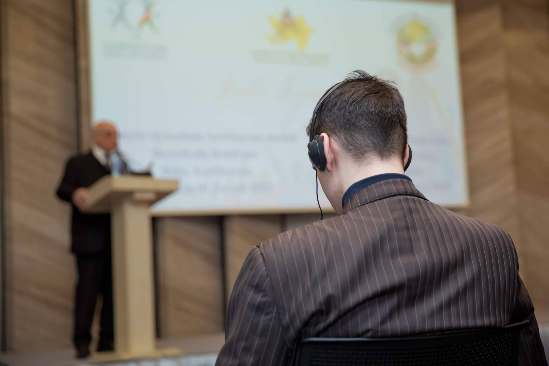 Interpretación simultánea en conferencias y otros eventos de la mano de la agencia de traducción jurada ENAI E-Consulting Internacional