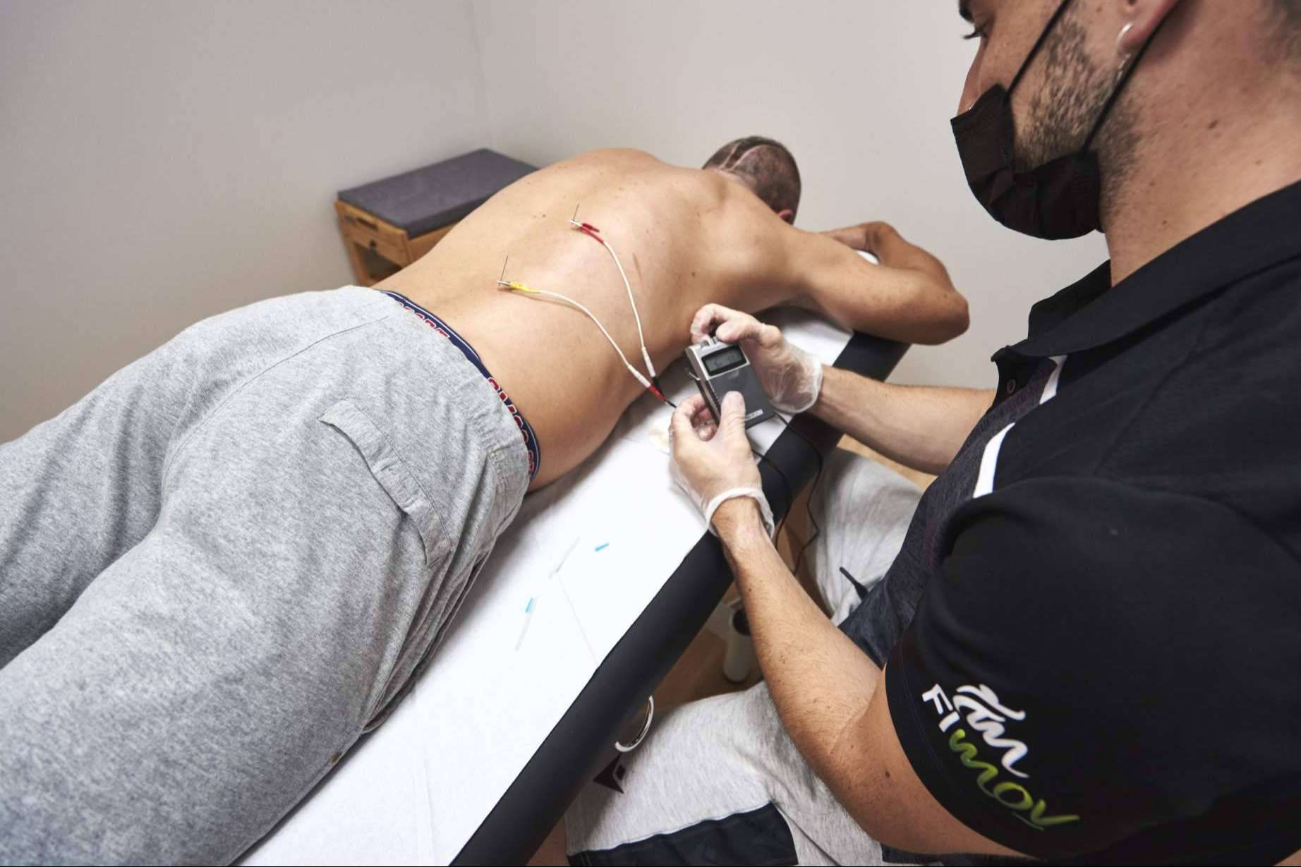 La importancia de la fisioterapia para mejorar el dolor de espalda de la mano de FiMov