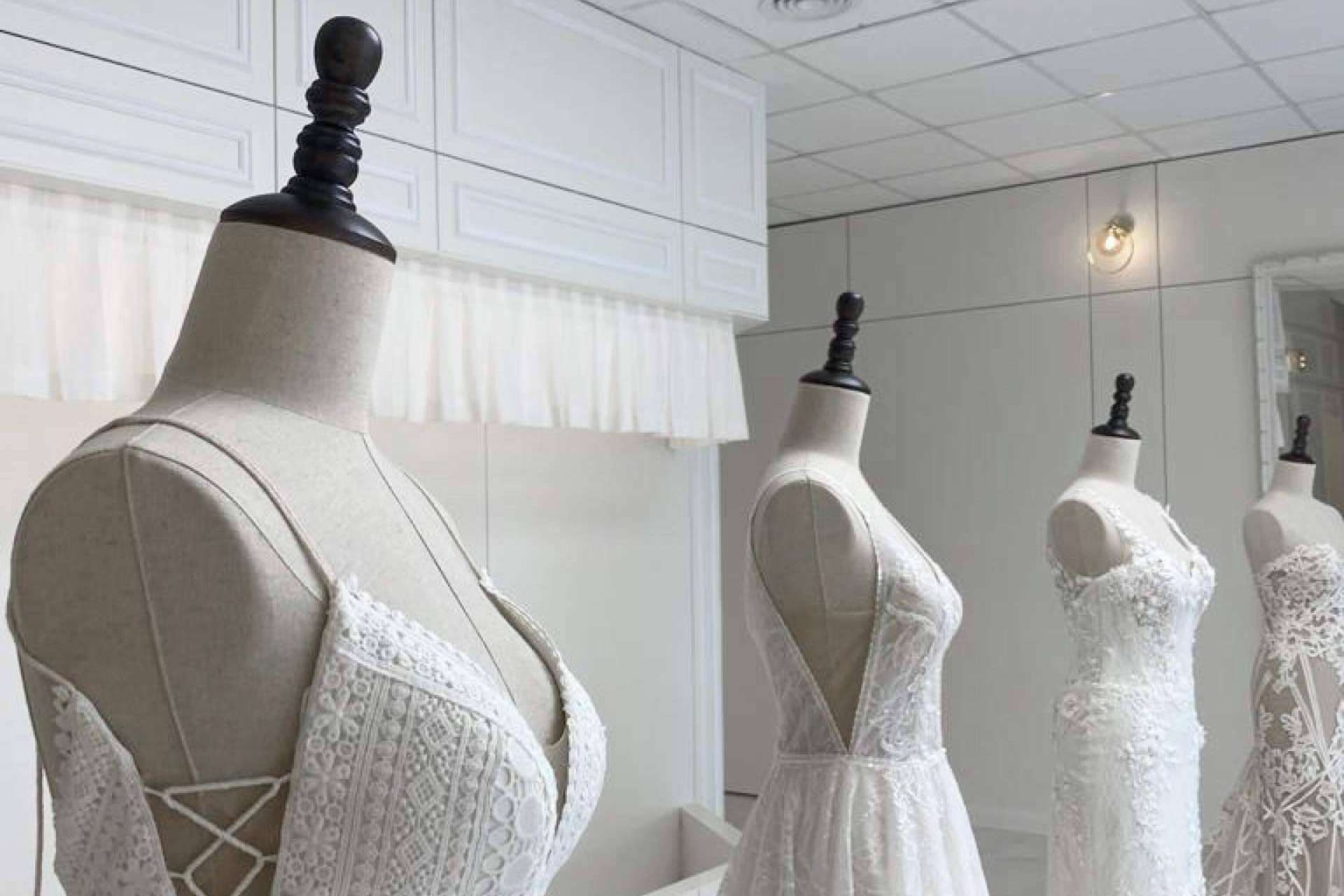 Comprar el vestido de novia o el traje de novio a través de una experiencia premium