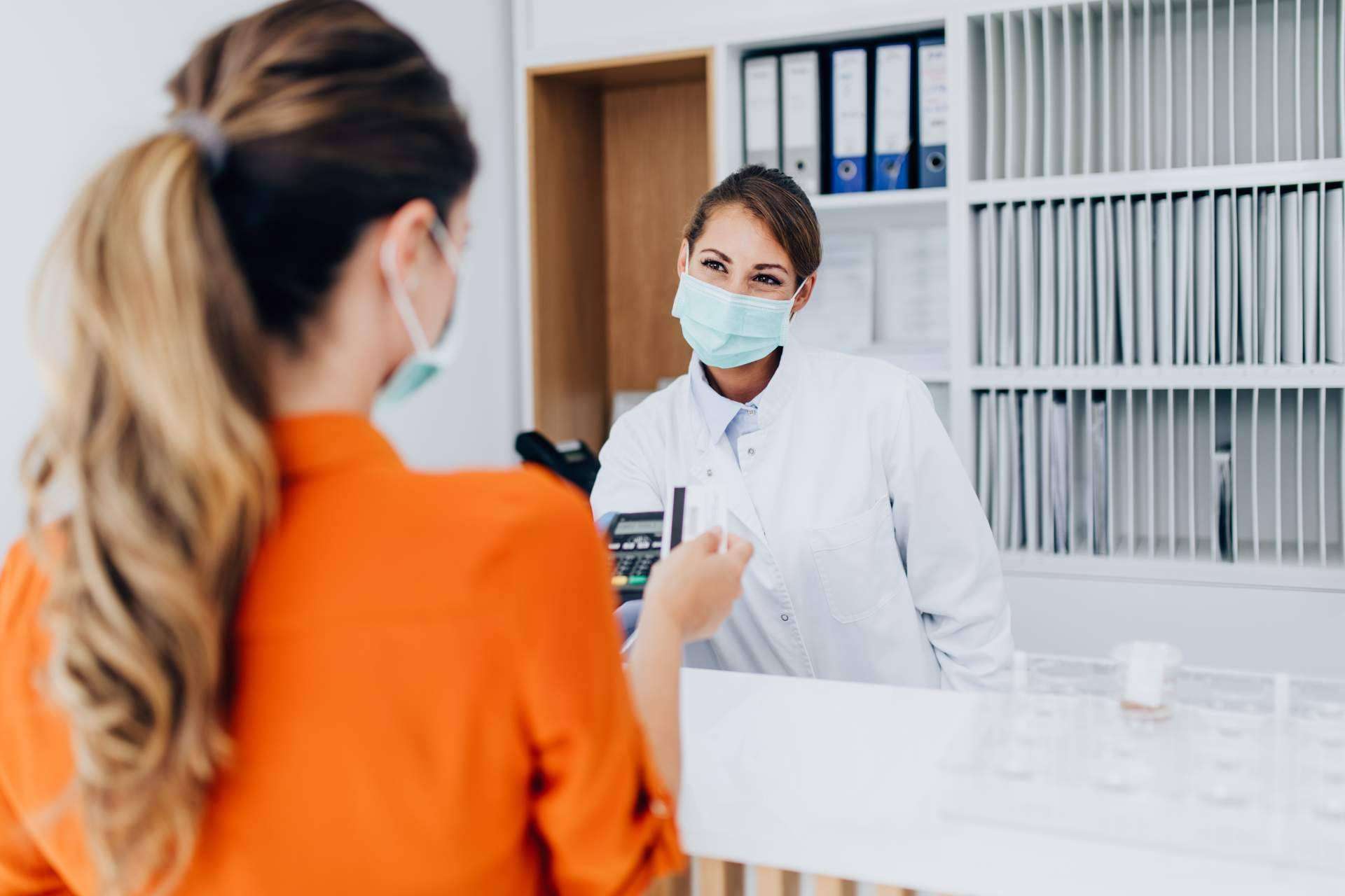 ¿Dónde encontrar cursos especializados en diferentes especialidades sanitarias? TECNOS