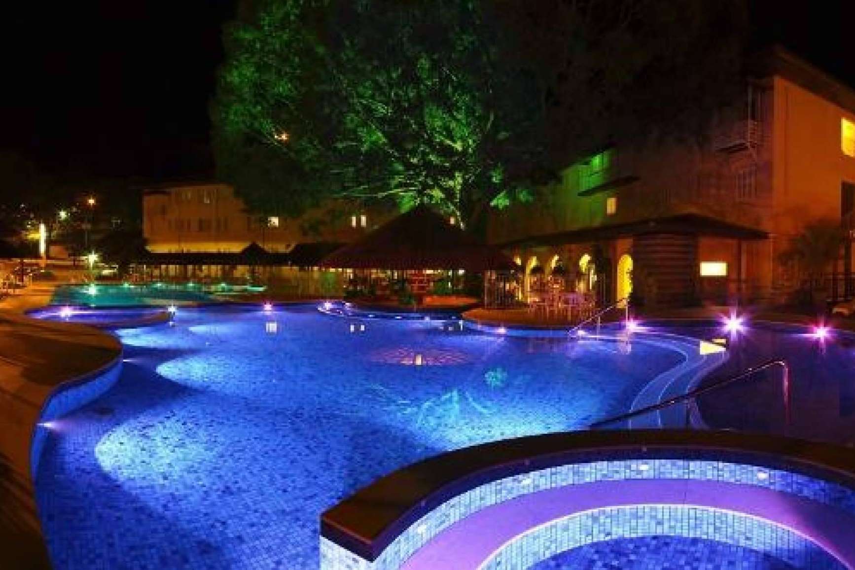Warmpool ofrece iluminación para piscinas con focos LED