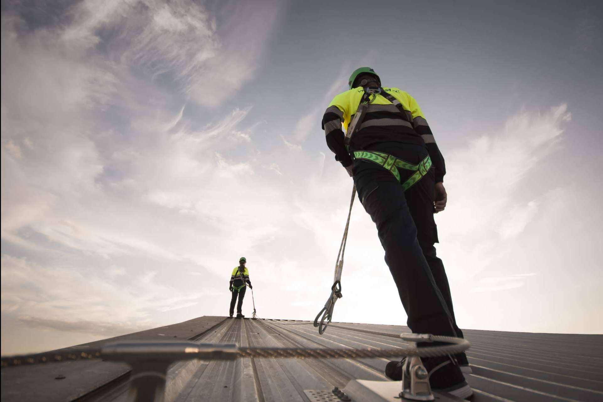 Acceder y trabajar con seguridad sobre cubiertas es posible con las líneas de vida