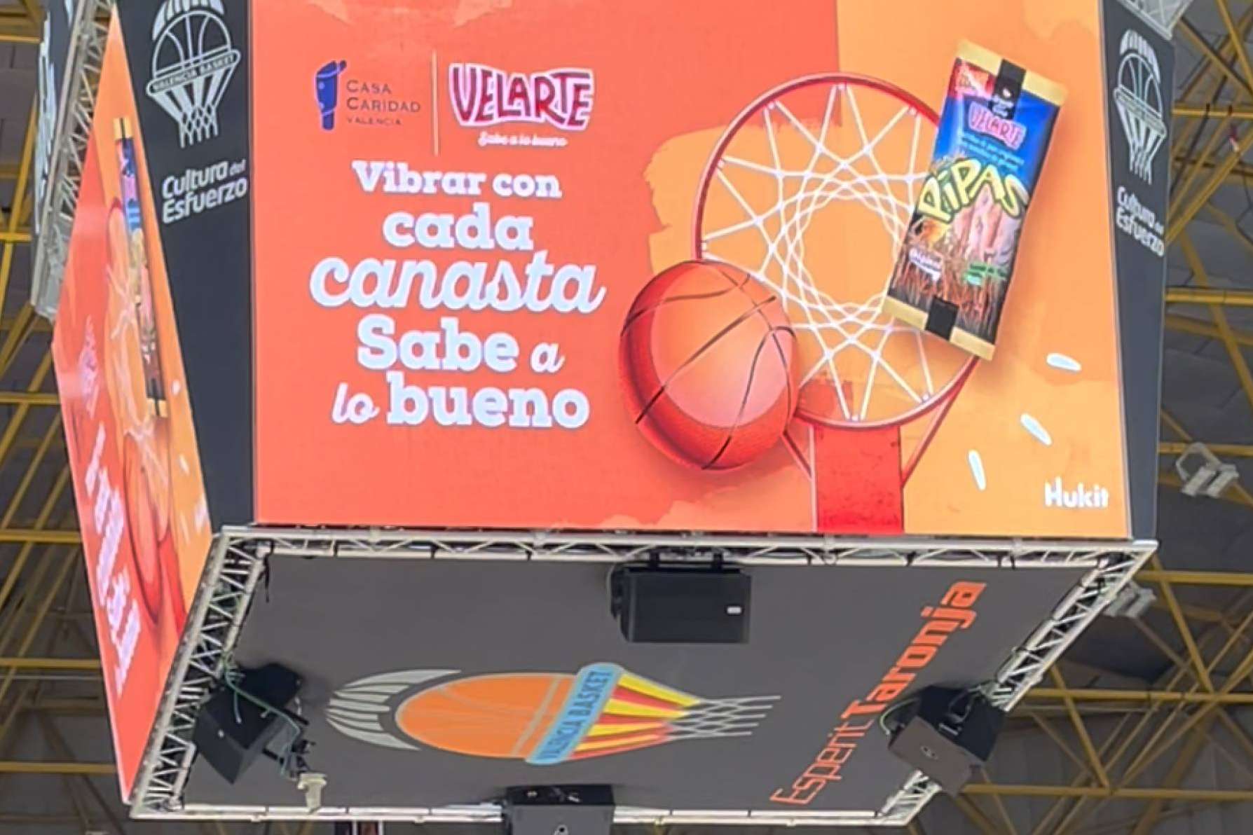 Valencia Basket y Casa Caridad colaboran en la activación realizada por la agencia