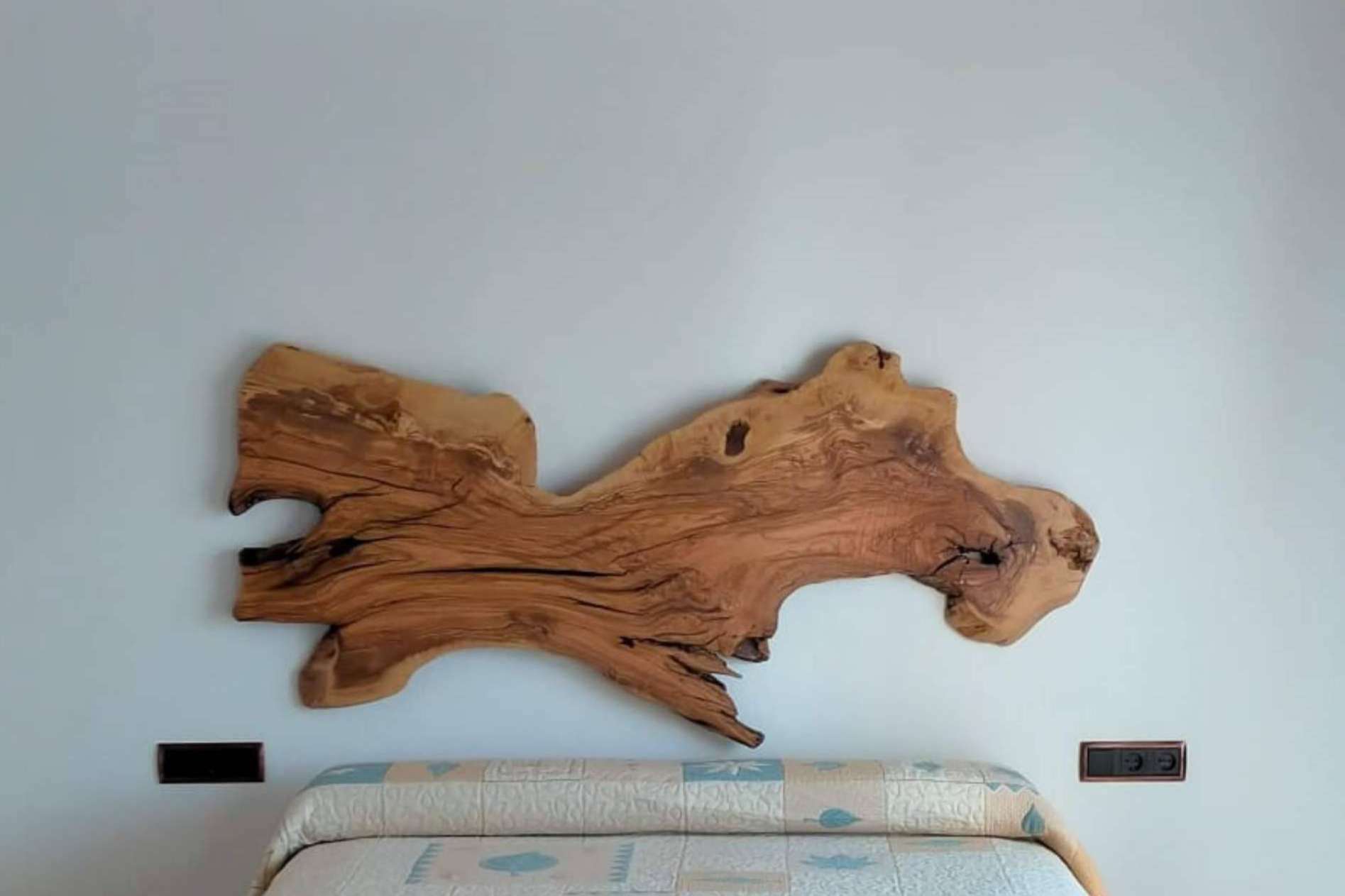Los cabeceros de madera natural de olivo de Encimeras de Olivo