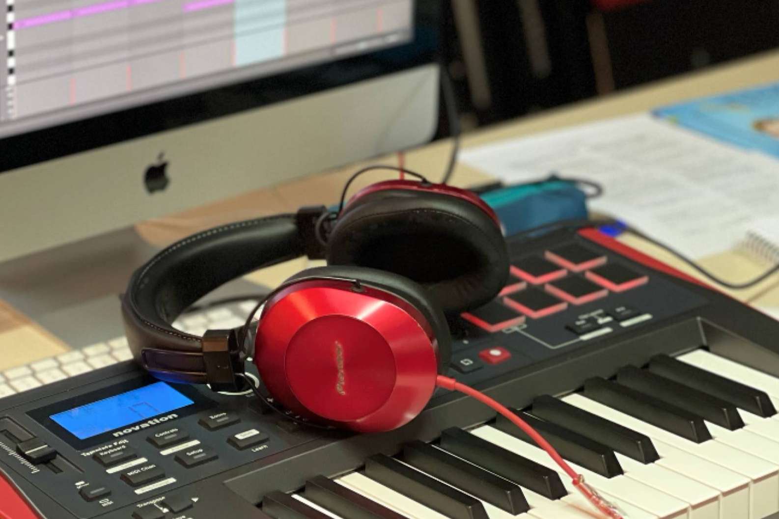 ¿Cómo se forman los productores musicales?