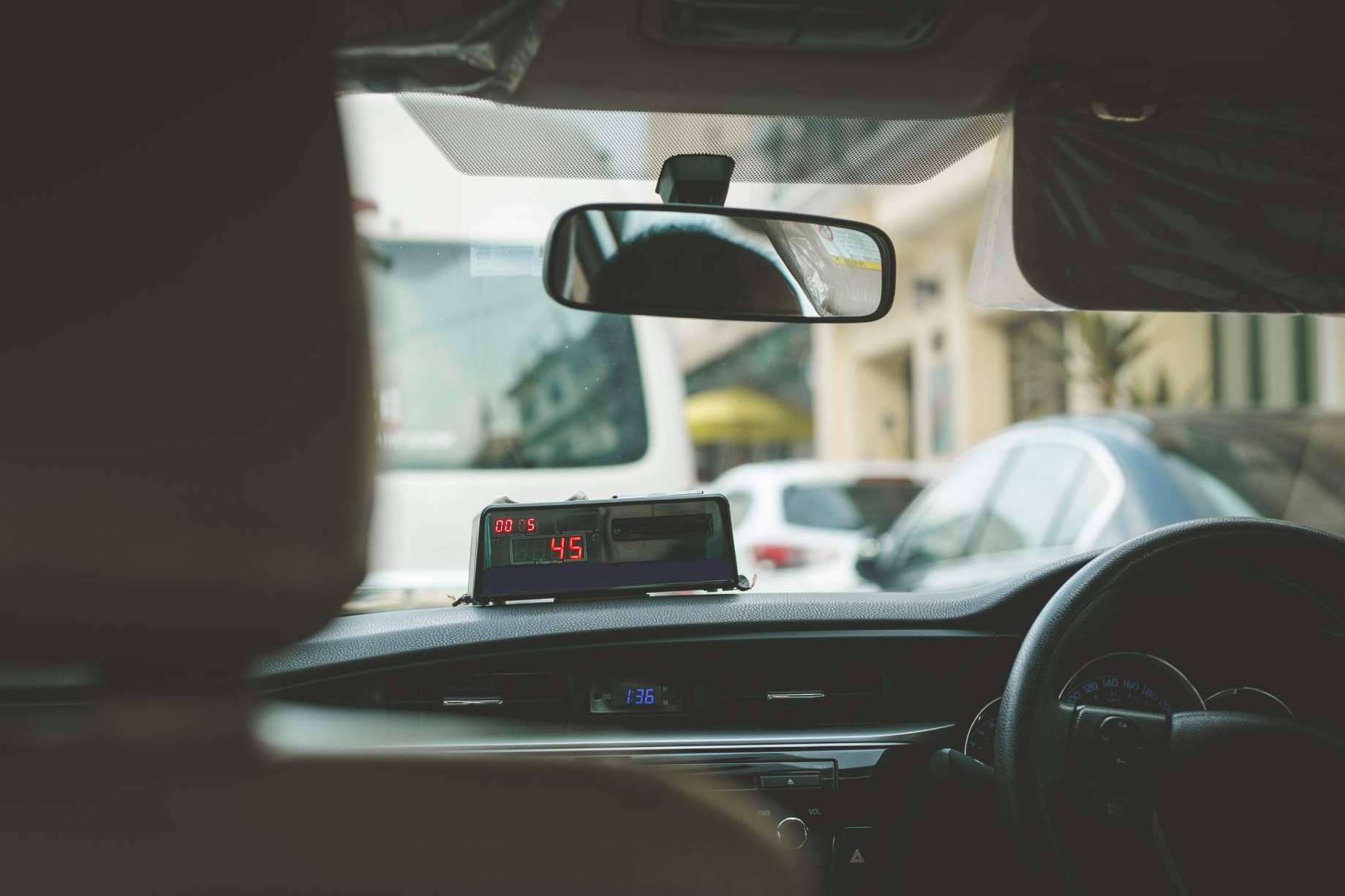 ¿Cómo reservar online un taxi desde el aeropuerto de Málaga a cualquier parte con un precio fijo? Taxi Aeropuerto Málaga Charly Transfer 24 hours