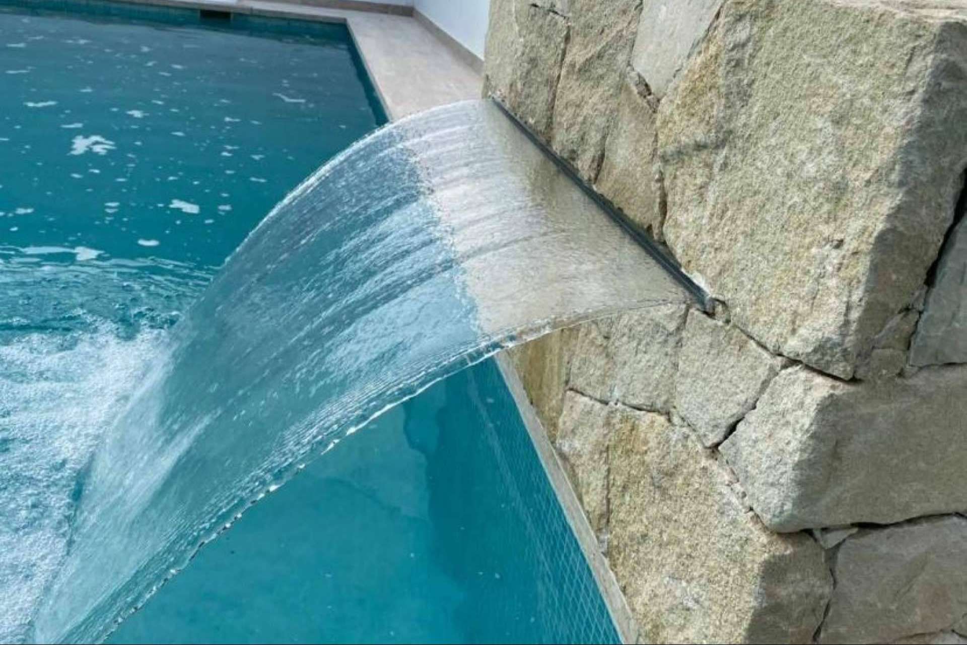 Warmpool ofrece el complemento decorativo ideal para piscinas y centros tipo spa, la cascada laminar acrílica