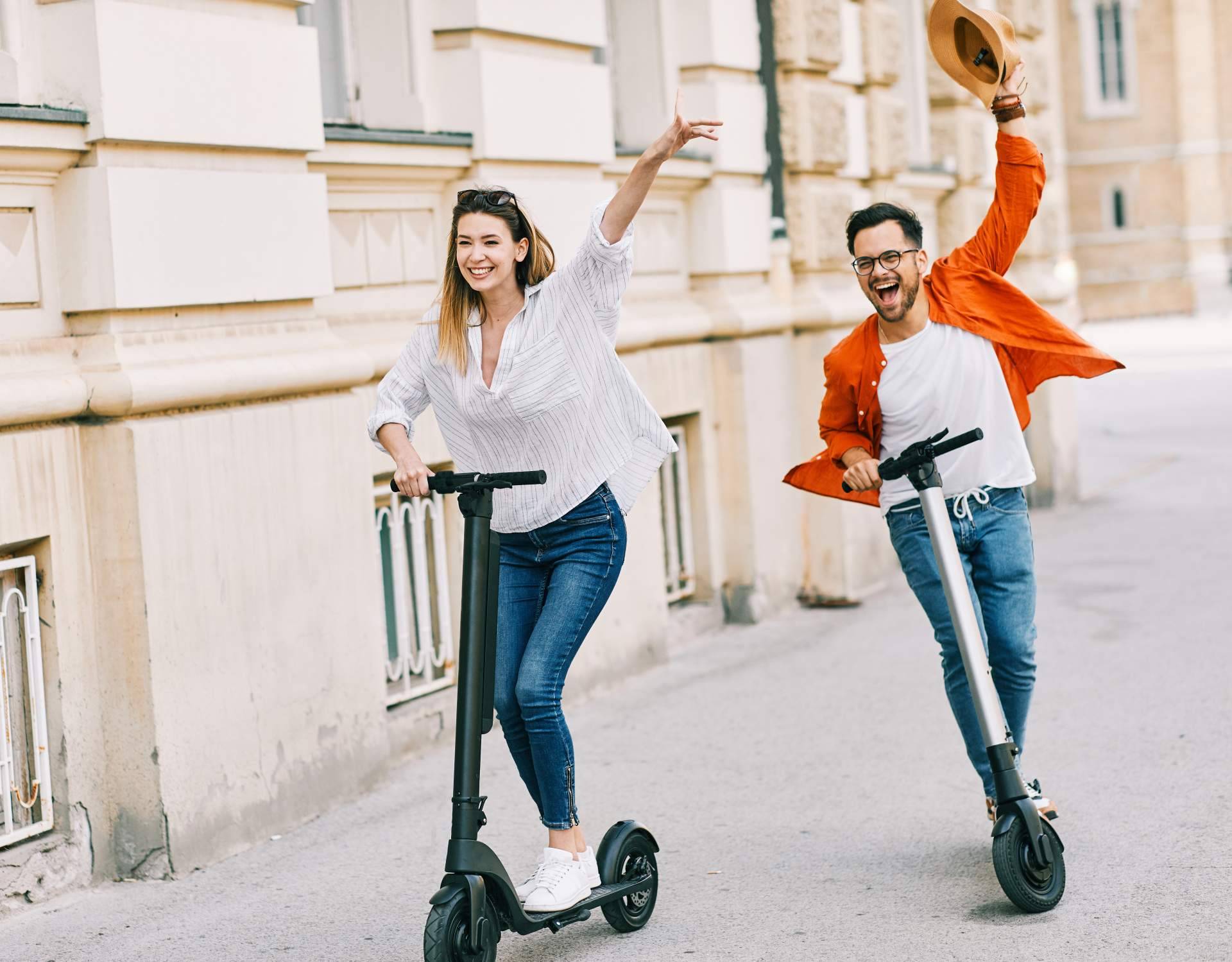 Ir seguro por Barcelona en patinete eléctrico con la cobertura integral ofrecida por la compañía LYNX