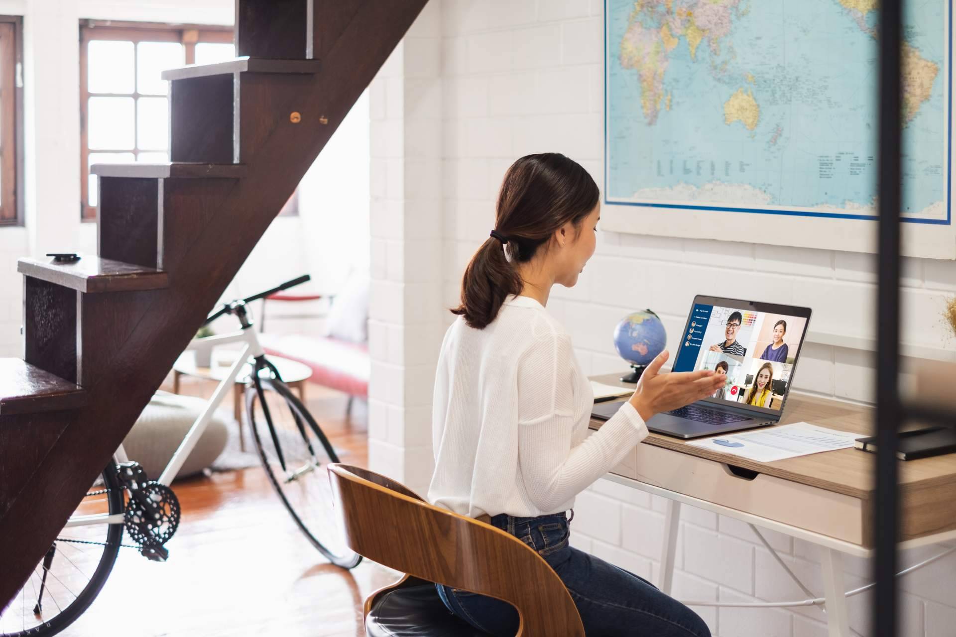 Teletrabajar con mobiliario ergonómico y económico