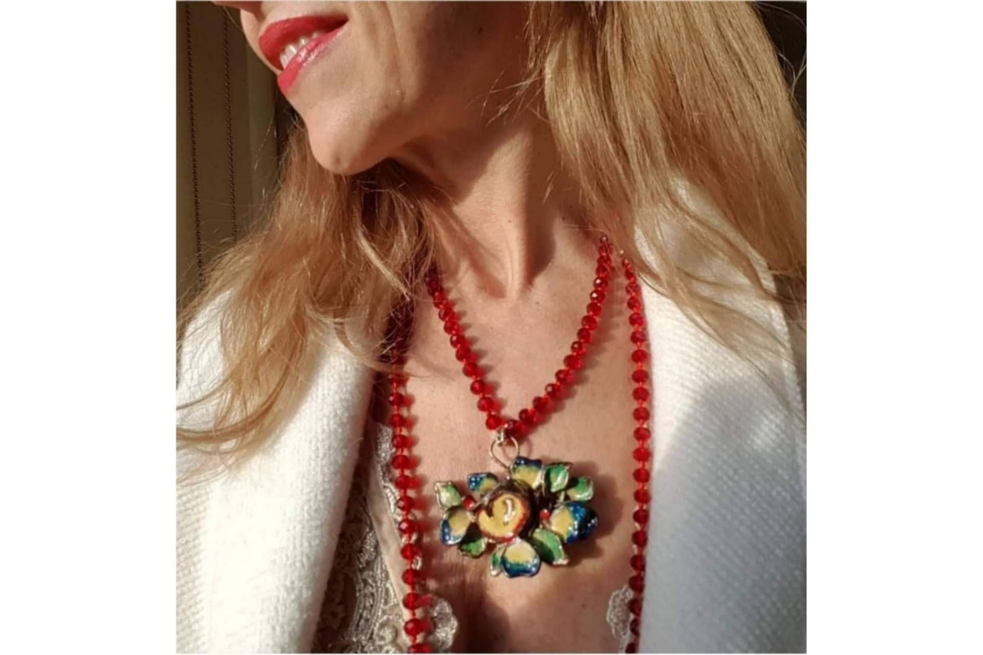 Collares de flores y joyas artesanales de la mano de BY EME JOYAS