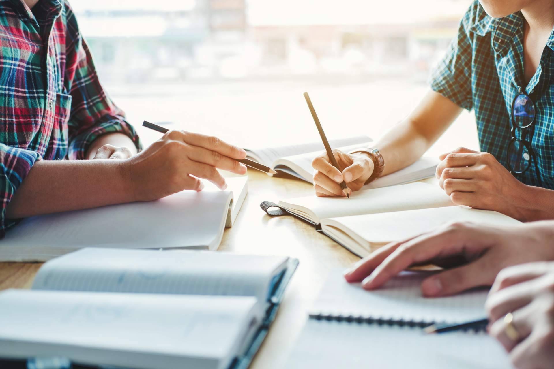 La agencia que ayuda a conseguir la excelencia académica, Grado y Máster