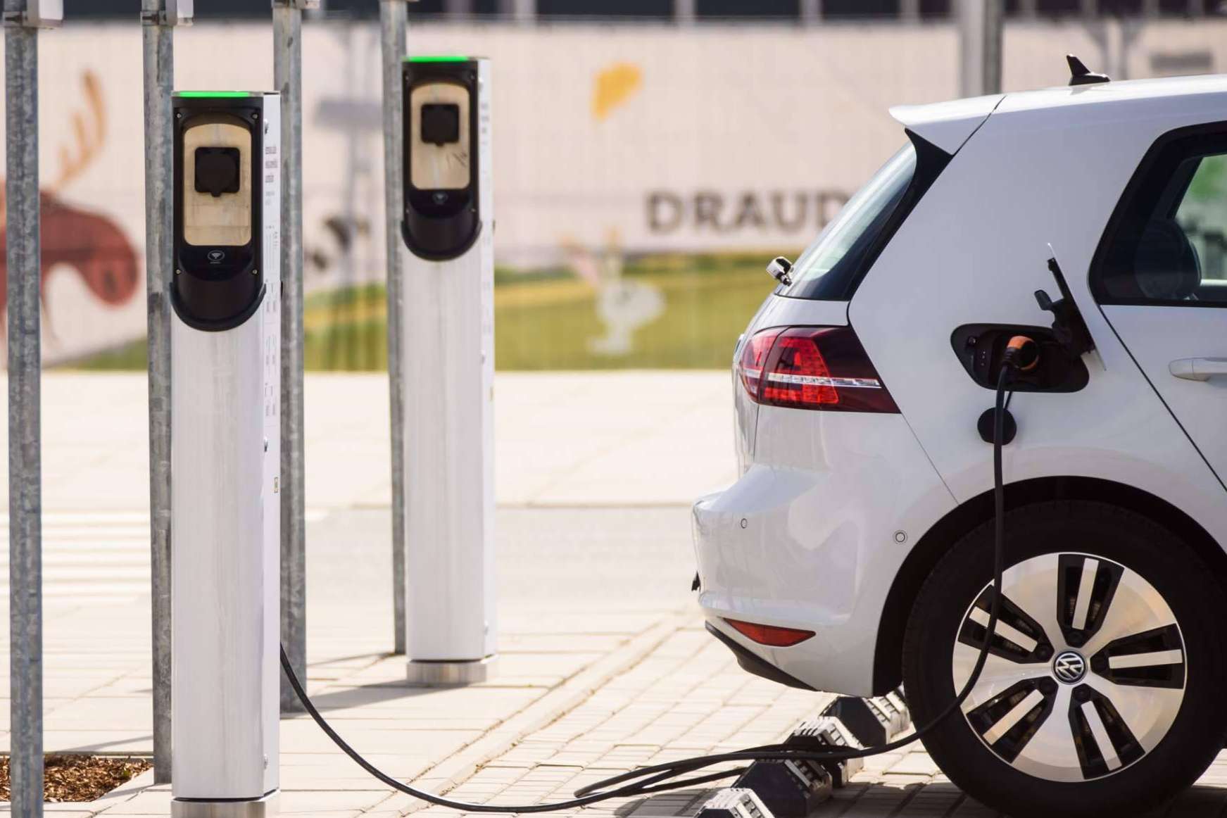 Cargar el coche eléctrico en los parkings de las empresas para atraer a más clientes