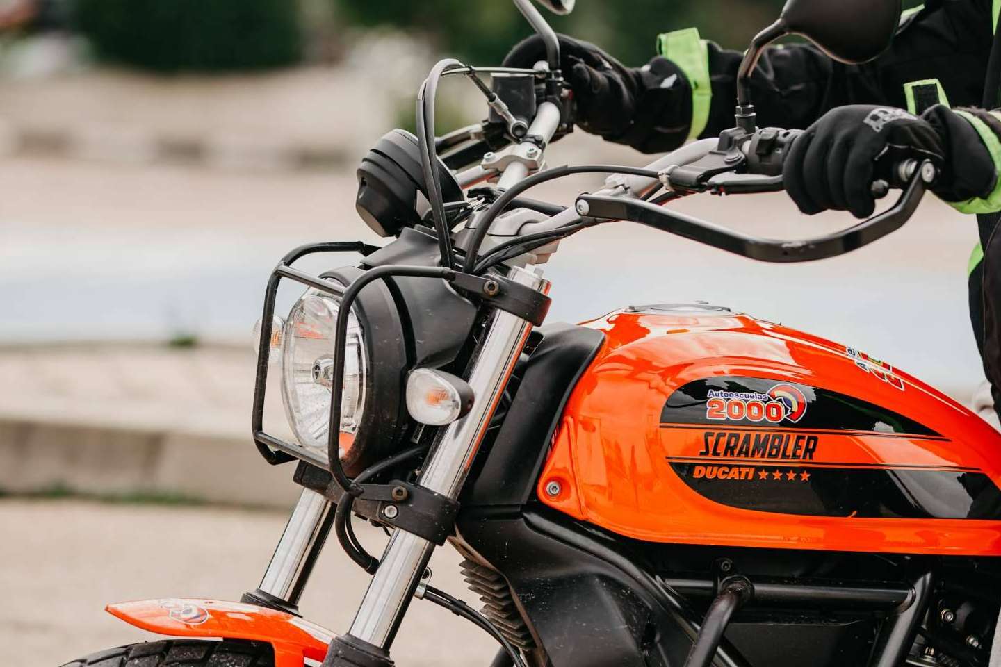 Carnet de moto y sus ventajas como solución de movilidad, según AUTOESCUELA 2000