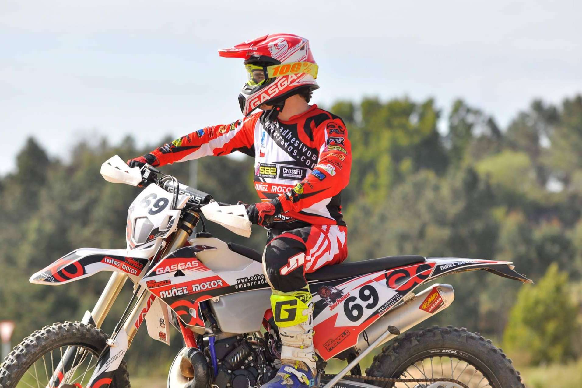 ADHESIVOSEMBARRADOS dispone de chalecos para enduro y motocross