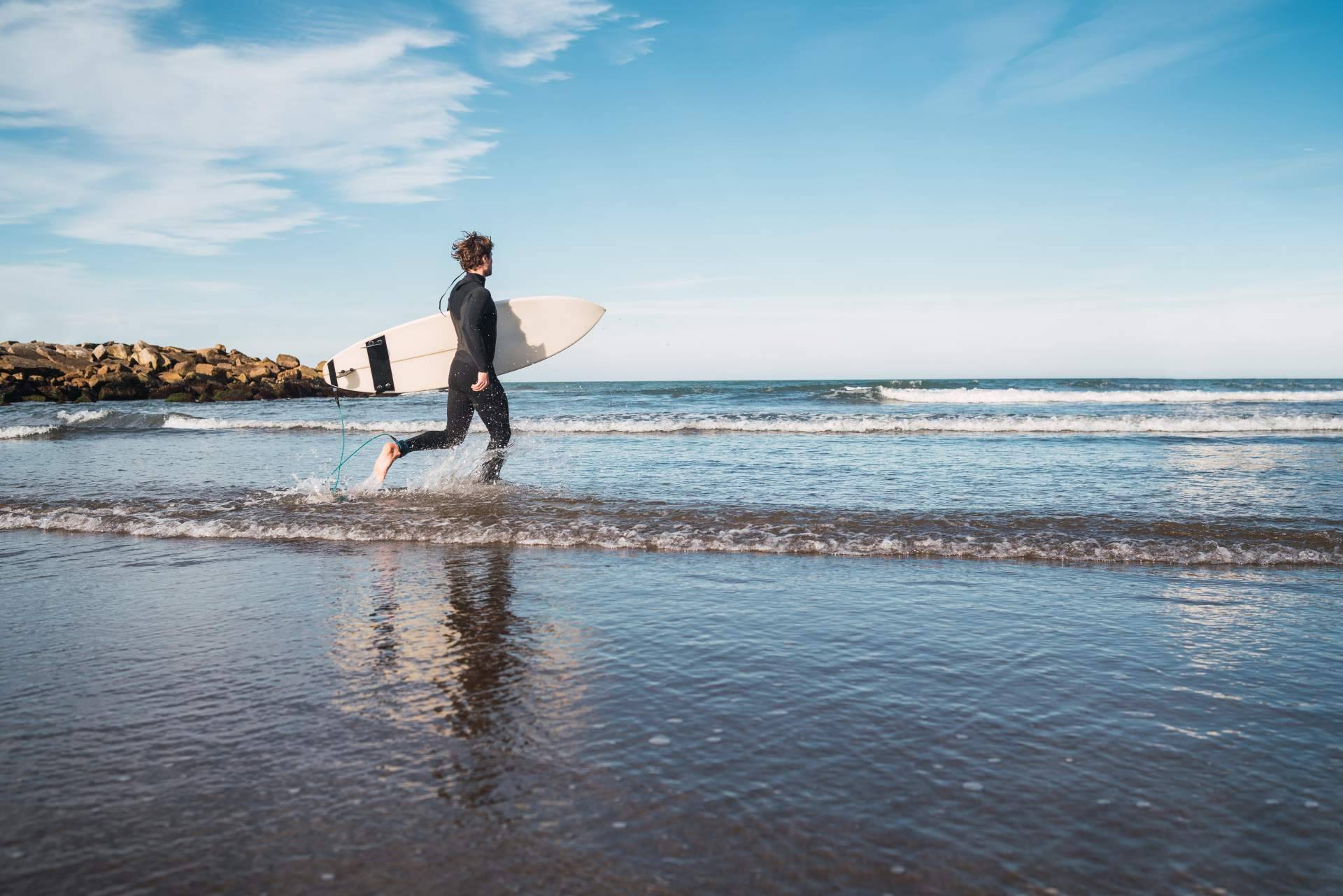 Aspectos a tener en cuenta para escoger el traje de surf perfecto, por la tienda especializada Watsay