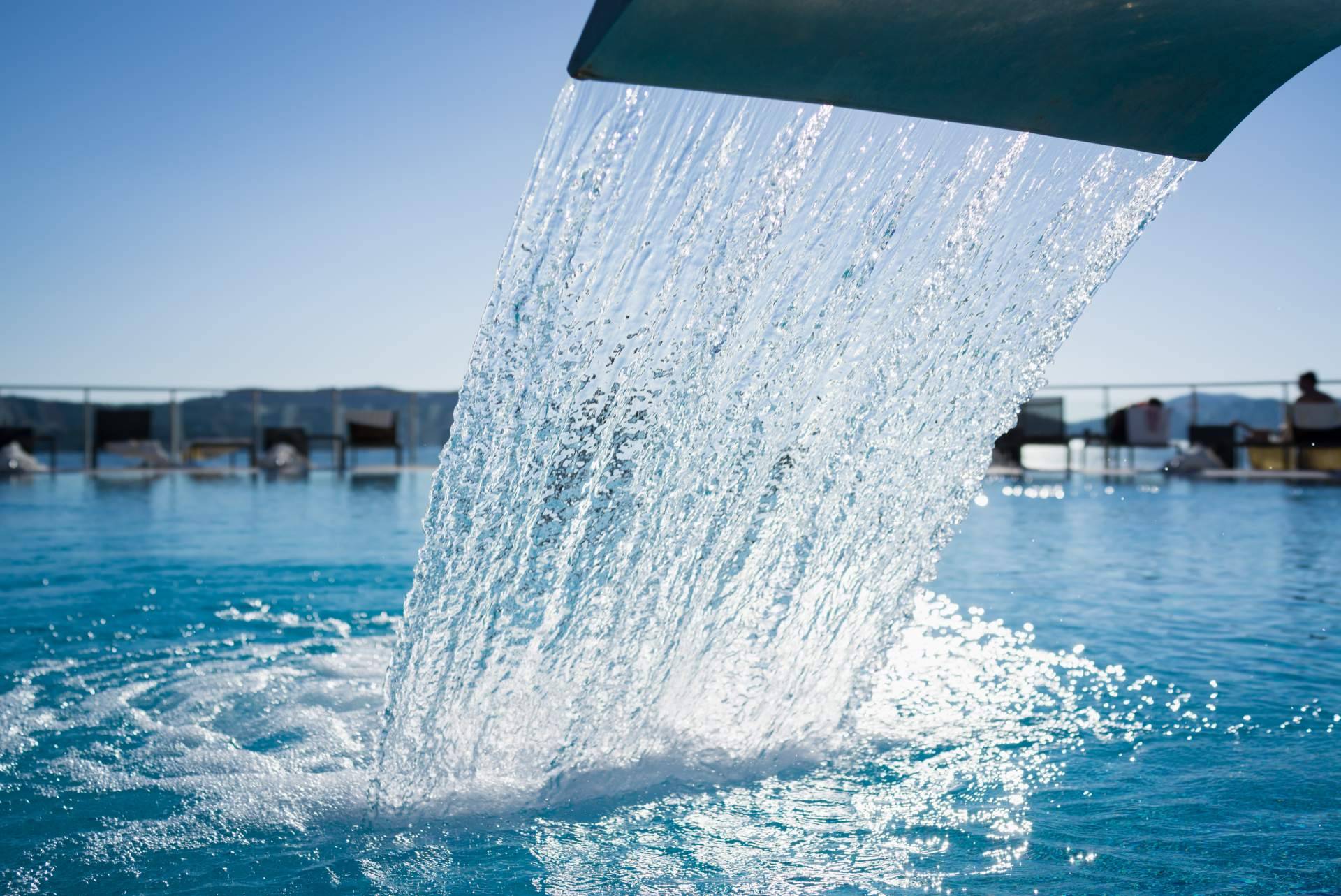 Poner a punto la piscina con la cascada para piscina que ofrece Swimhome
