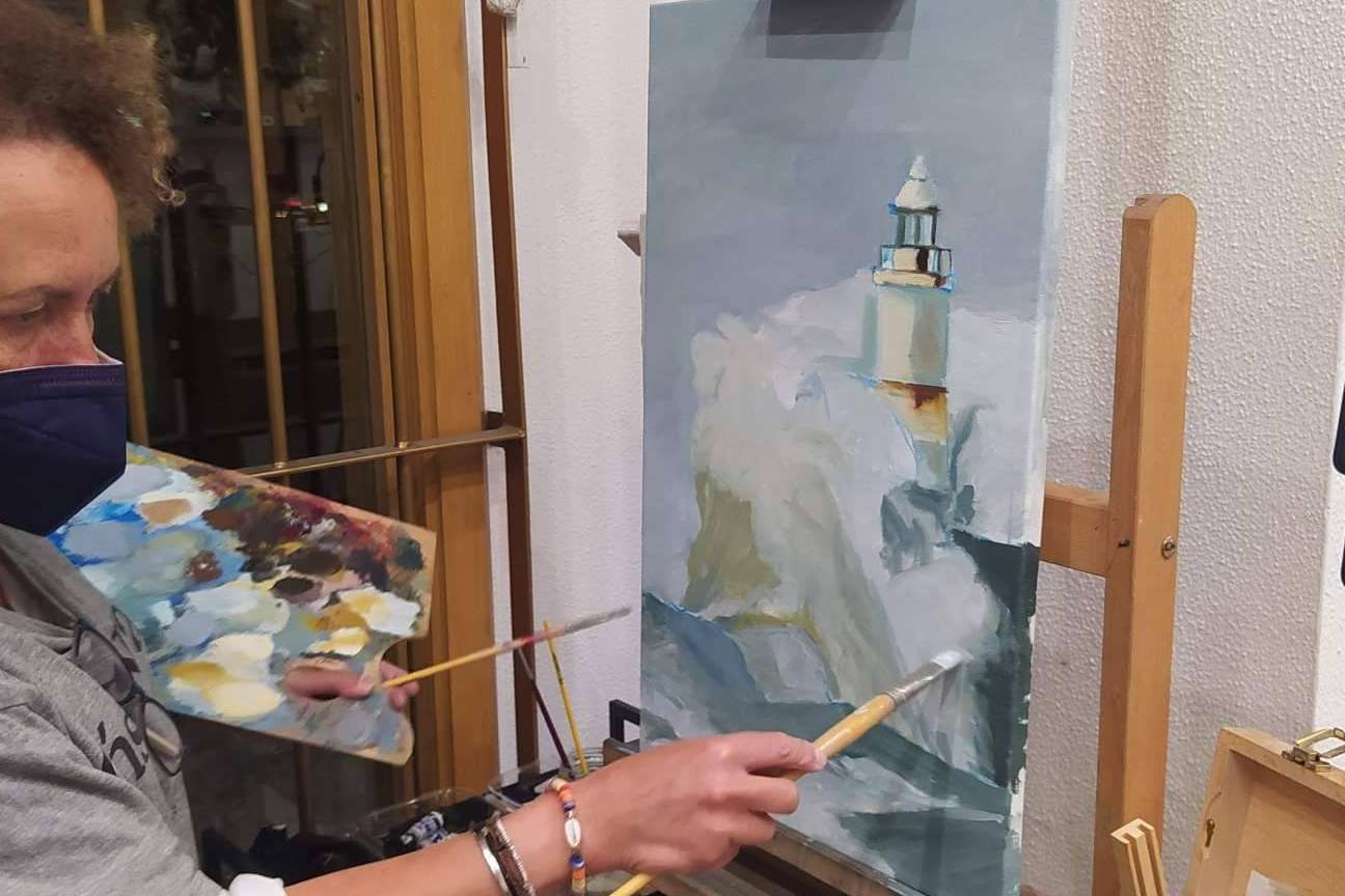 Perdonas de todos los niveles pueden encontrar clases de pintura y dibujo en Estudio Ilógico
