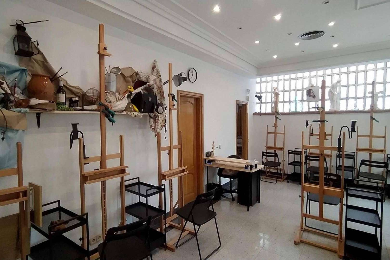 Artistas en activo con numerosas exposiciones, ferias y eventos ofrecen una excelente docencia académica en  Estudio Ilógico
