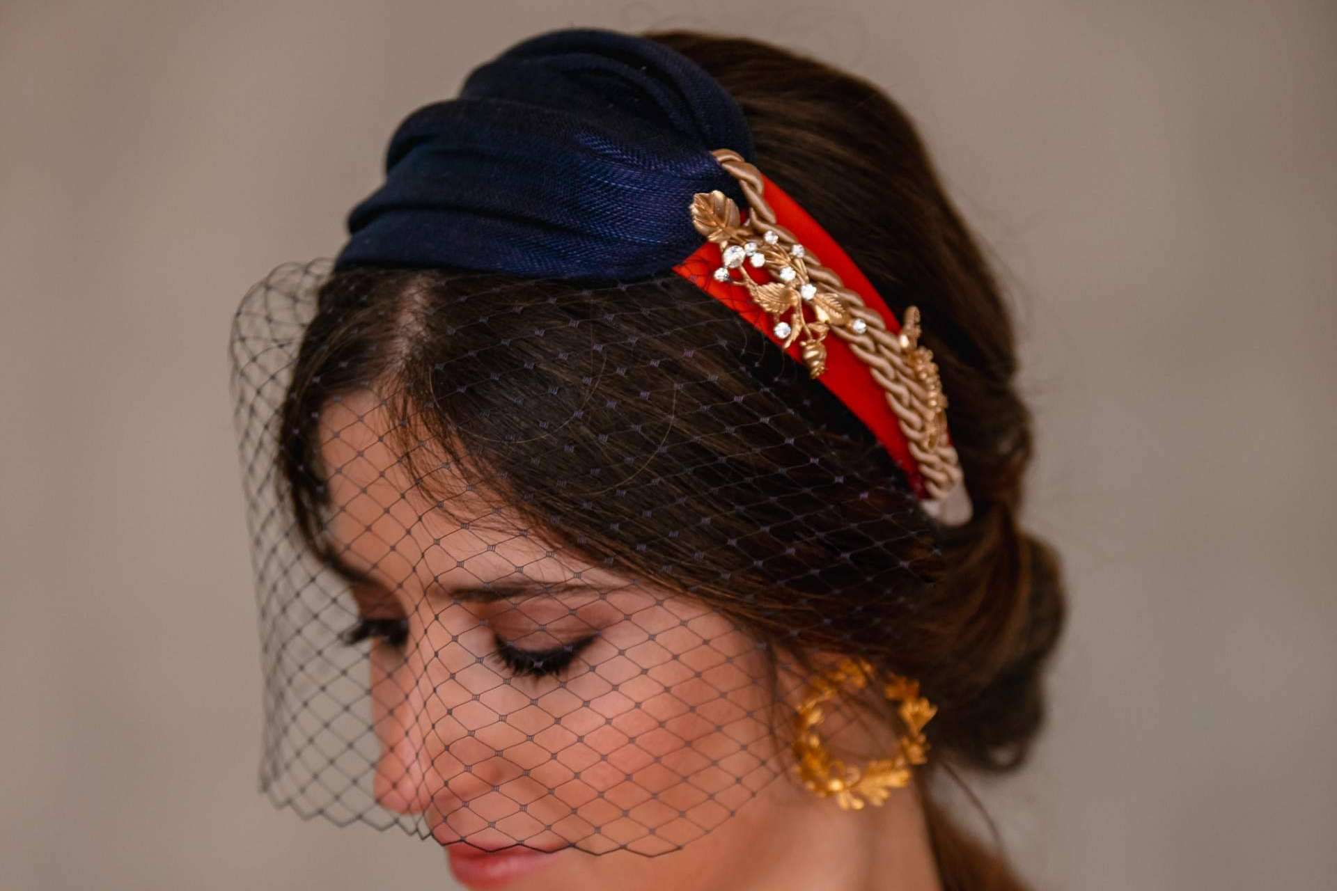Las diademas de invitada son la última tendencia en los looks de boda