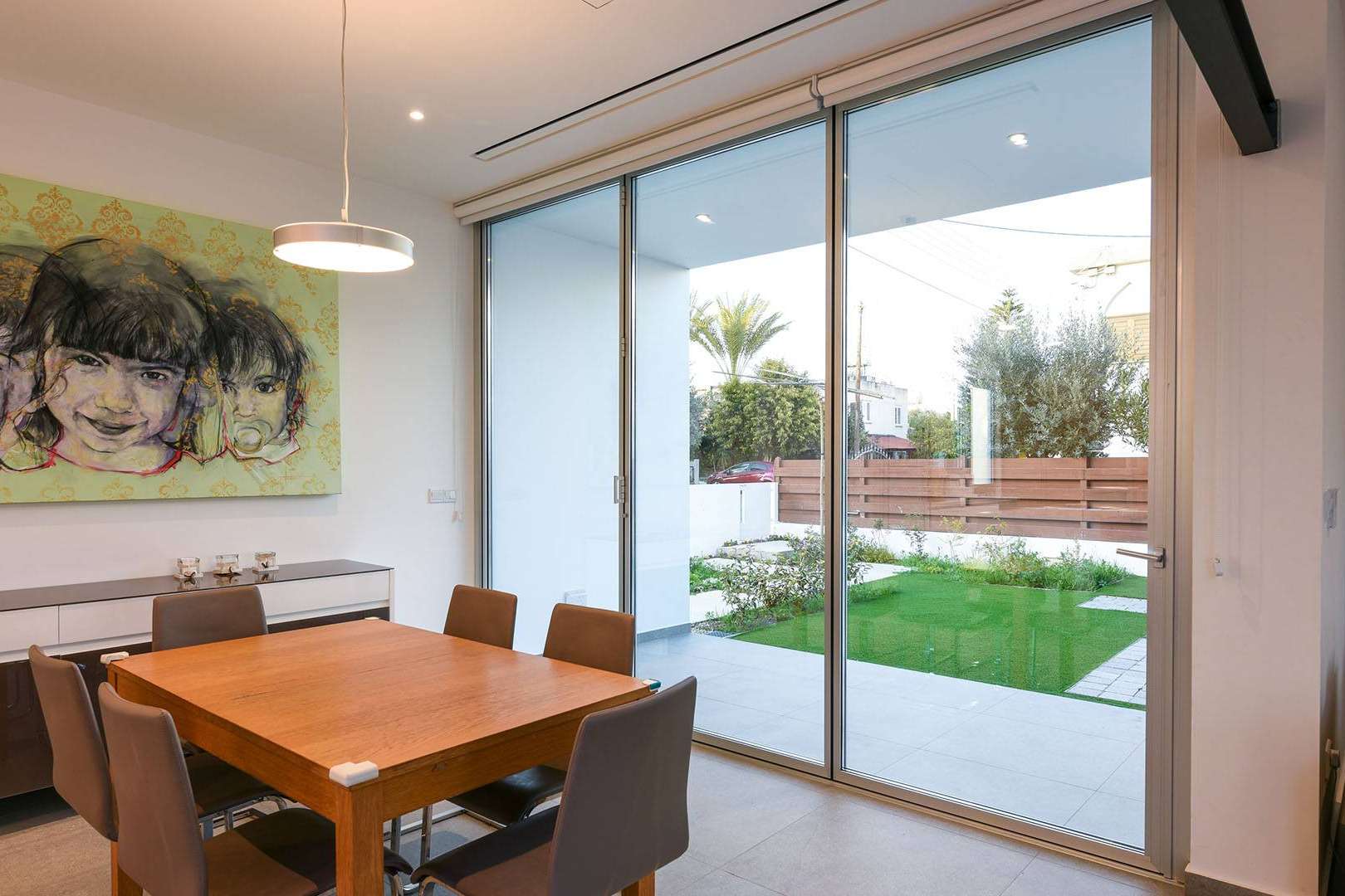 Versatilidad en las puertas plegables de perfil minimalista de Airclos