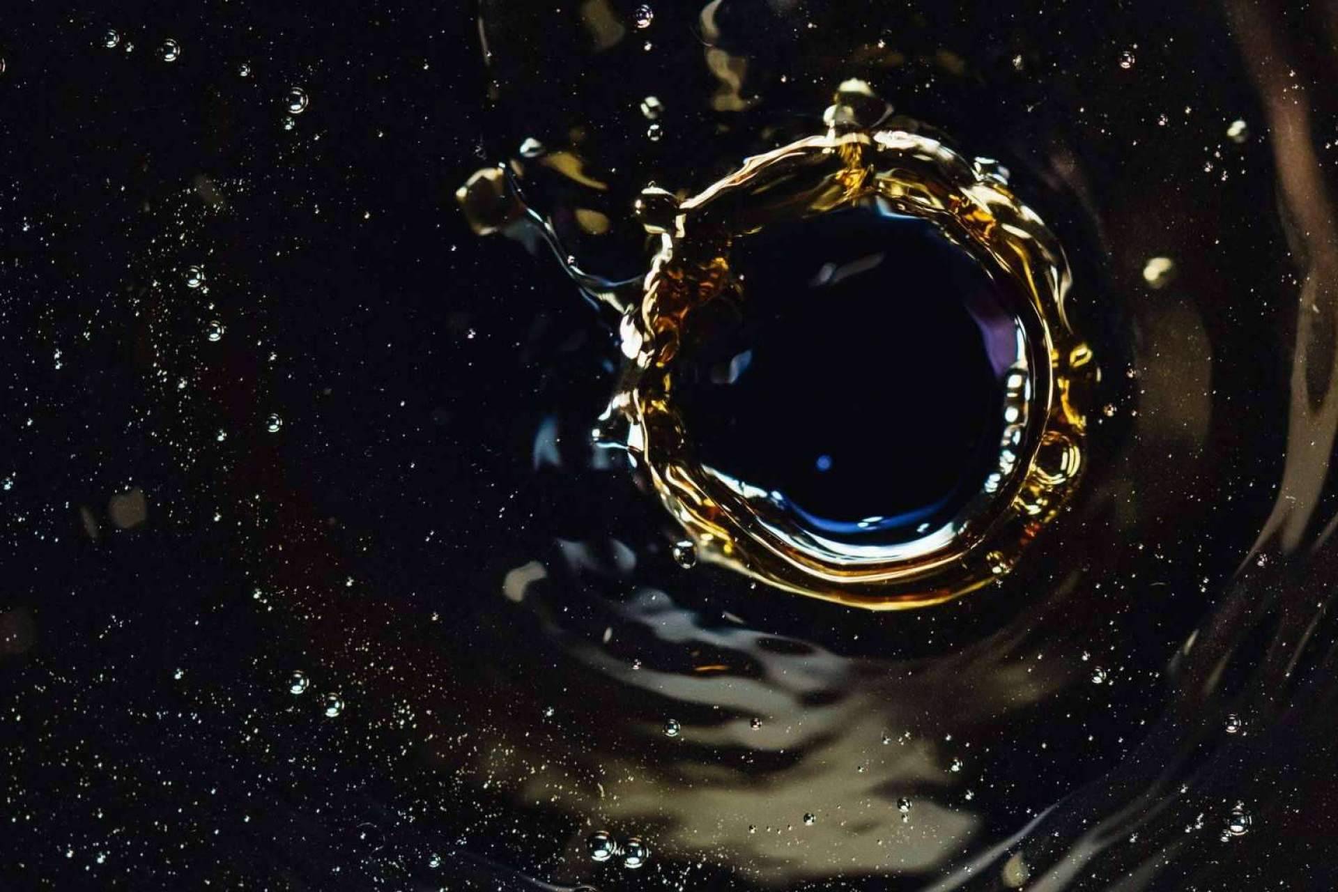 Controlar un derrame de aceite en una zona de agua
