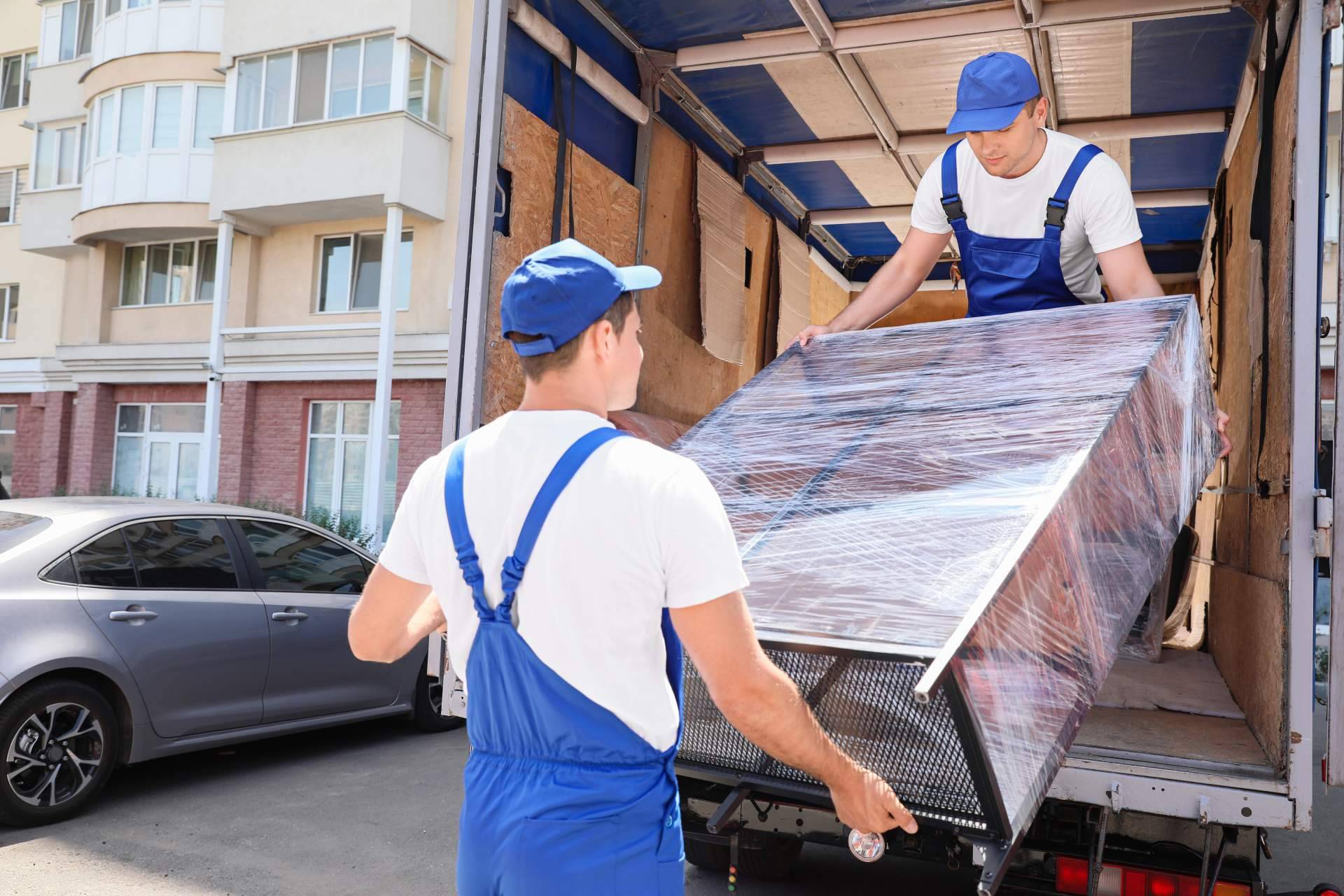 Un negocio que se dedica al vaciado de pisos y recogida de muebles y que se asimila a la idea de 'centro reto', Recogedor de Muebles