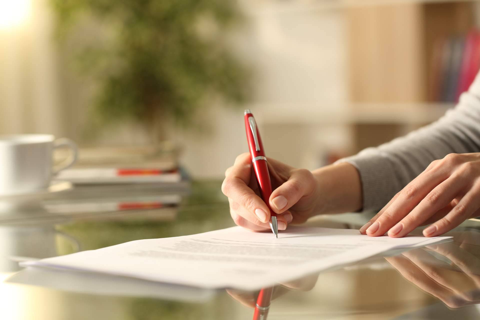 ¿Cómo regularizar la situación de residencia en España?