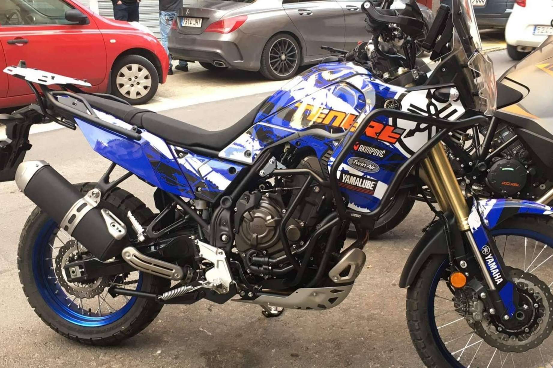 ADHESIVOSEMBARRADOS también personaliza las motos trail, KLE500, T7, Africa Twin