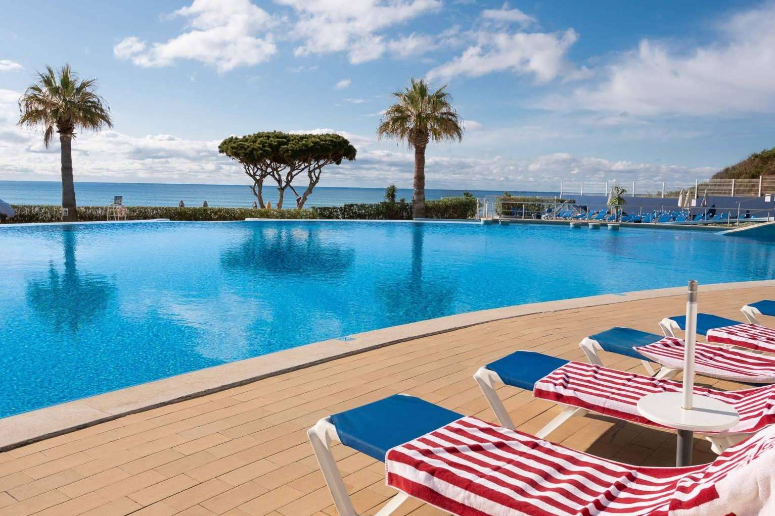 ISholidays.com ayuda a encontrar el alojamiento perfecto con piscina para disfrutar en familia y amigos