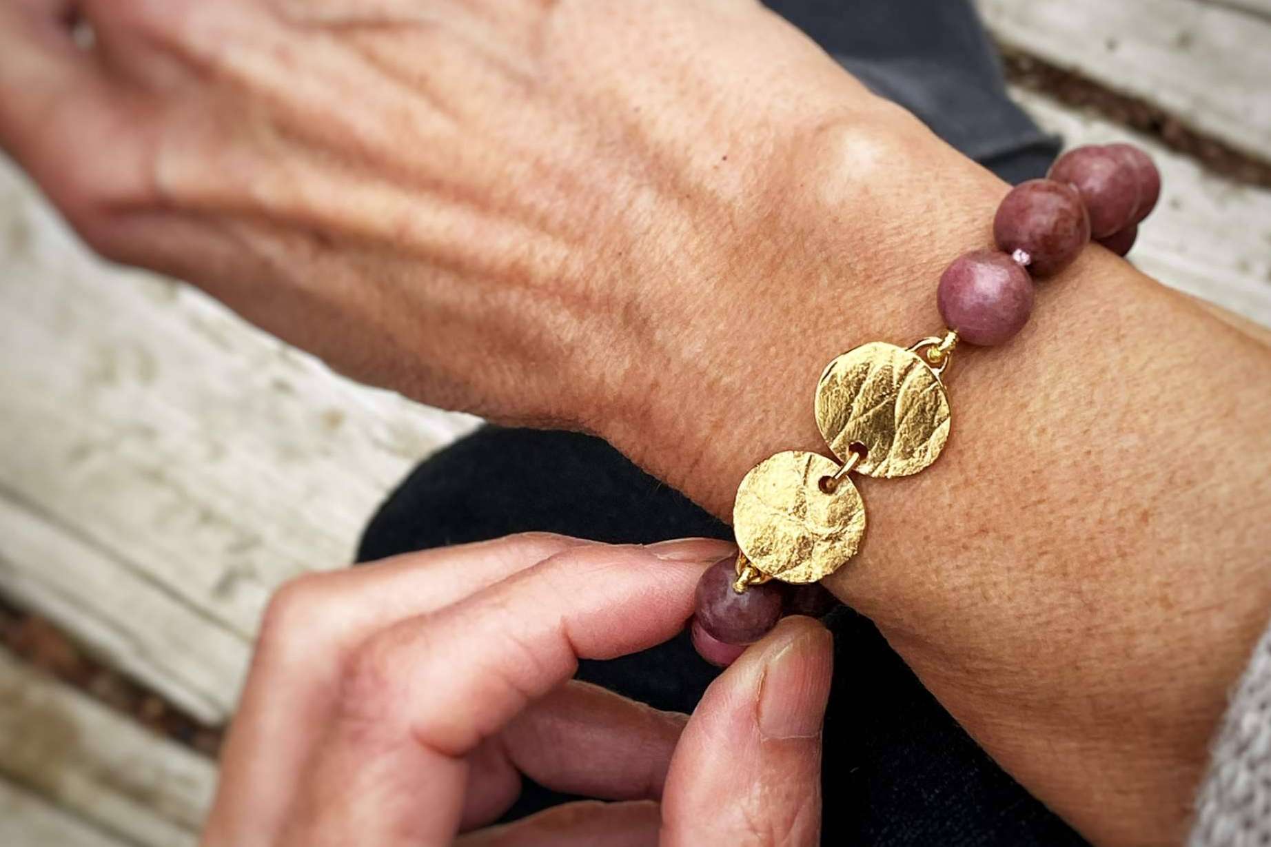 Regalos para madres ideales disponibles en la web de Dejando Huella Joyas