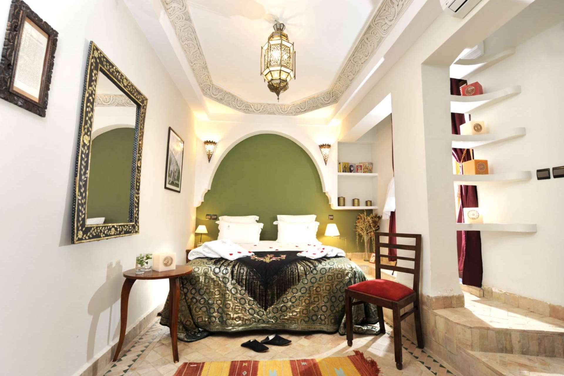 Personajes icónicos de la belle époque dan vida a las habitaciones de un espacio único en Marrakech, el Riad Belle Epoque