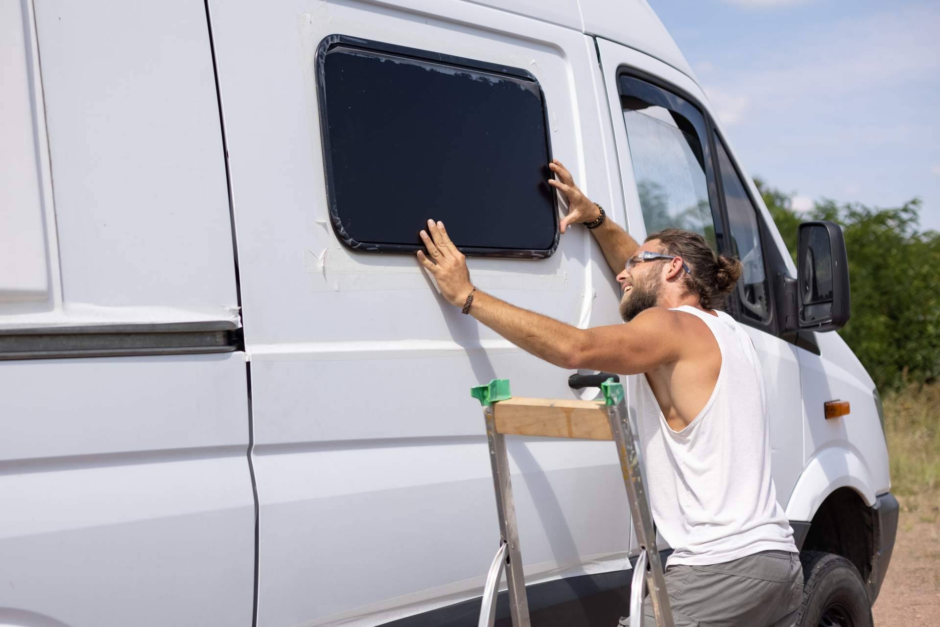 Proteger las ventanas de las autocaravanas, con el oscurecedor y mosquitera de Baie-Car