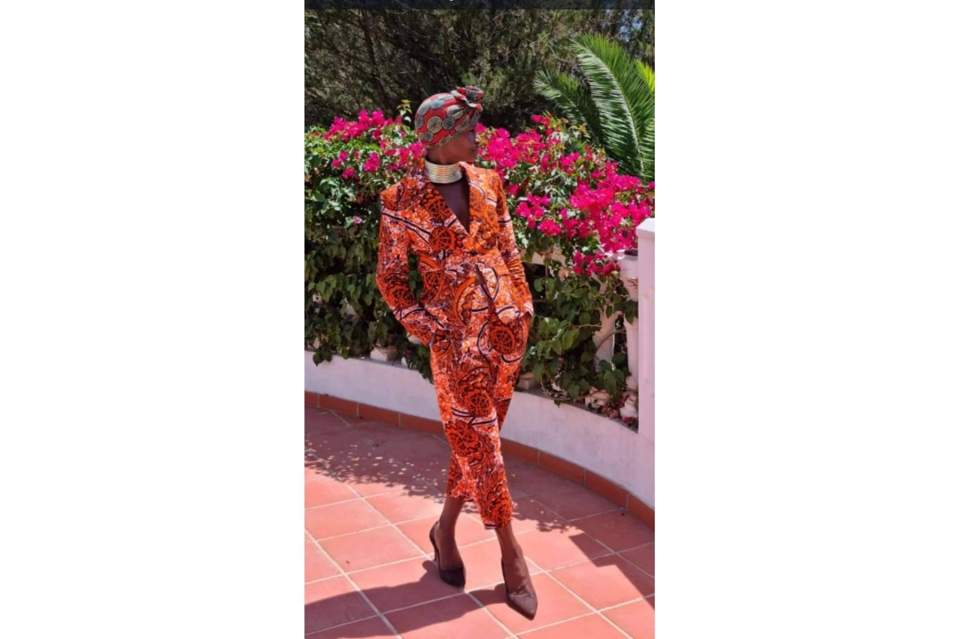 Queen Titíne es una marca de ropa solidaria que combina diferentes estampados africanos con el estilo occidental