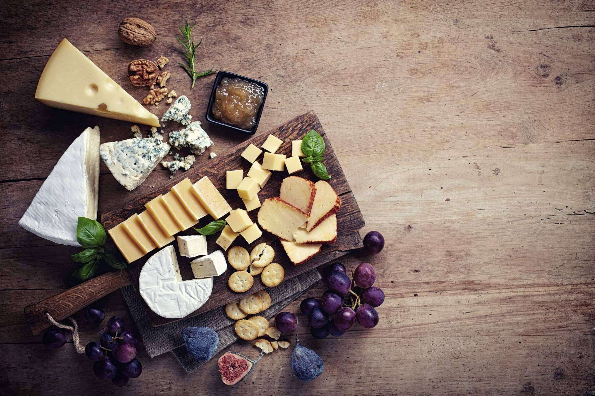 Bon León y su tabla de quesos y embutidos para sorprender a los invitados