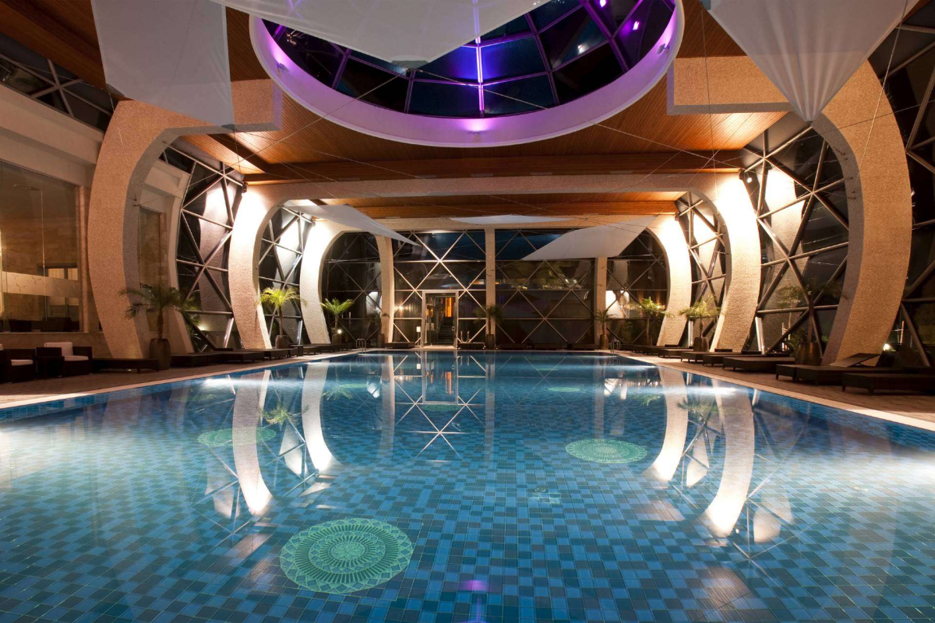 Los focos LED para piscina de Warmpool aportan brillo y elegancia