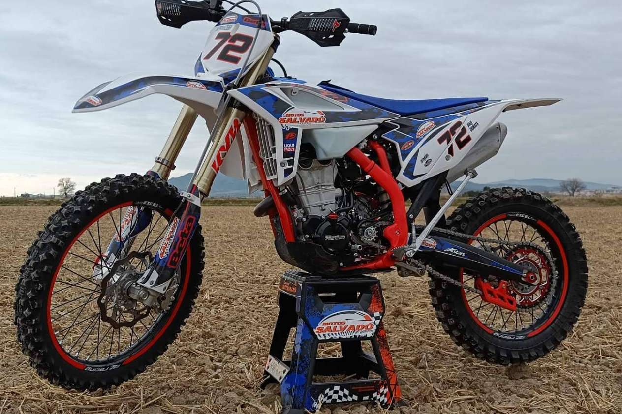 Plásticos y adhesivos para motos off road, con ADHESIVOSEMBARRADOS