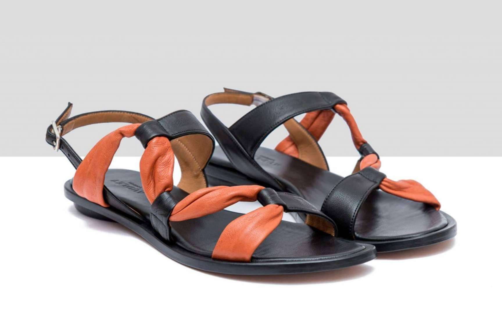 Las sandalias planas como las de Audley se posicionan como la tendencia de este verano