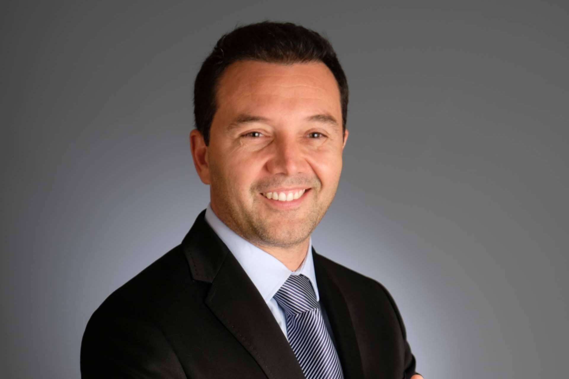 Uno de los referentes del país en la cirugía oral e implantes dentales es el Dr. Llistosella