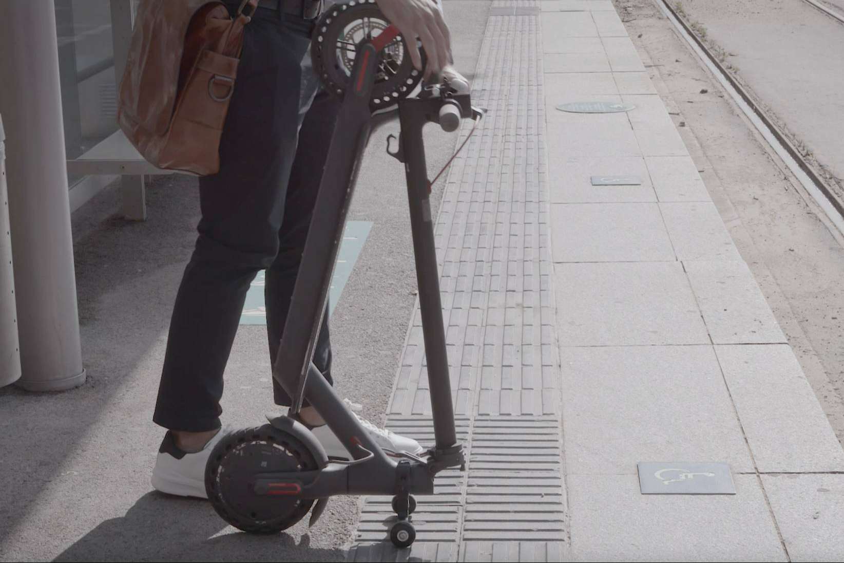 Techmotion Electronics ha diseñado un soporte para patinete eléctrico ideal para guardar y mover en vertical este medio de transporte