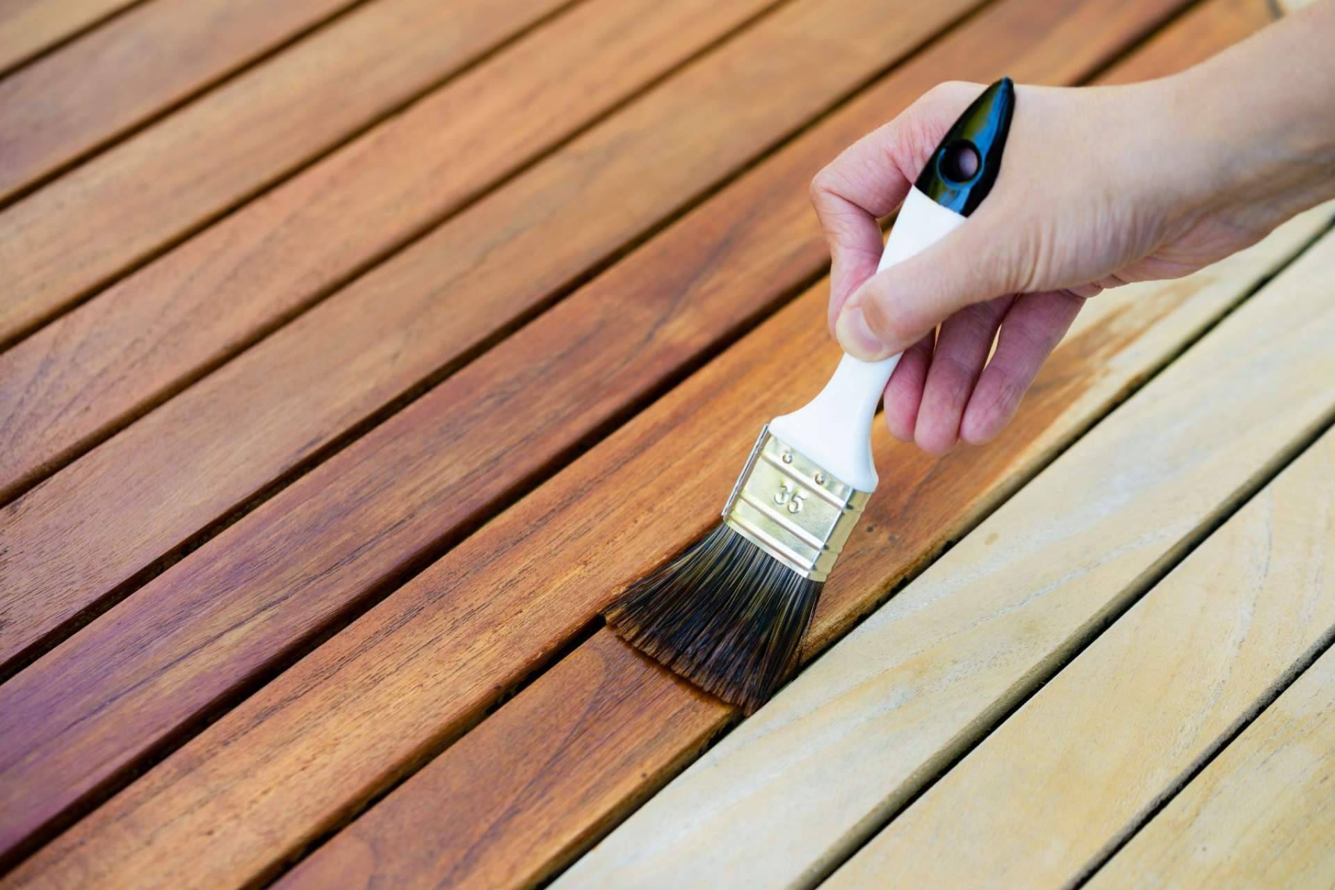 Marine varnish and teak oil permite proteger la madera de los barcos