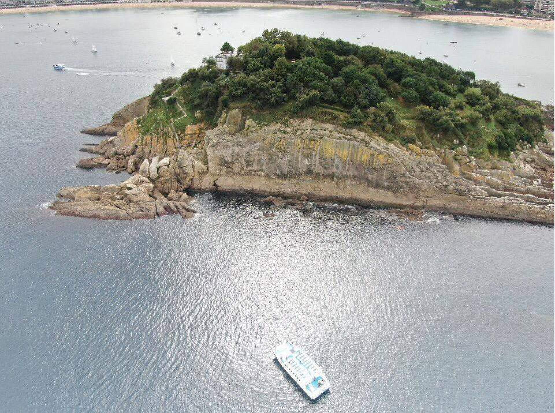 Navegar por la costa donostiarra en el catamarán de Ciudad San Sebastián