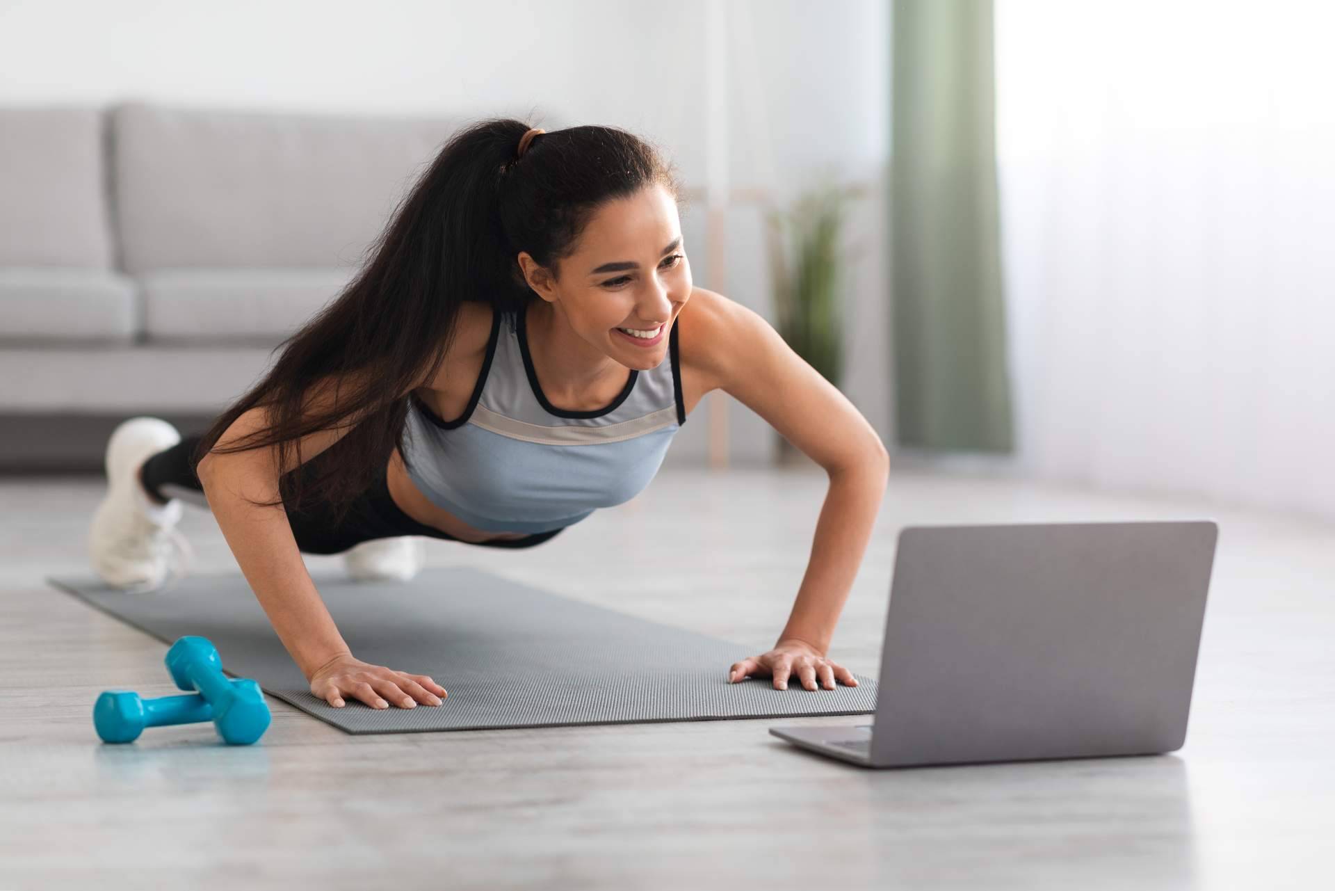 Entrenar online con el programa salud de Muévete Conmigo, enfocado a personas de 35 a 55 años