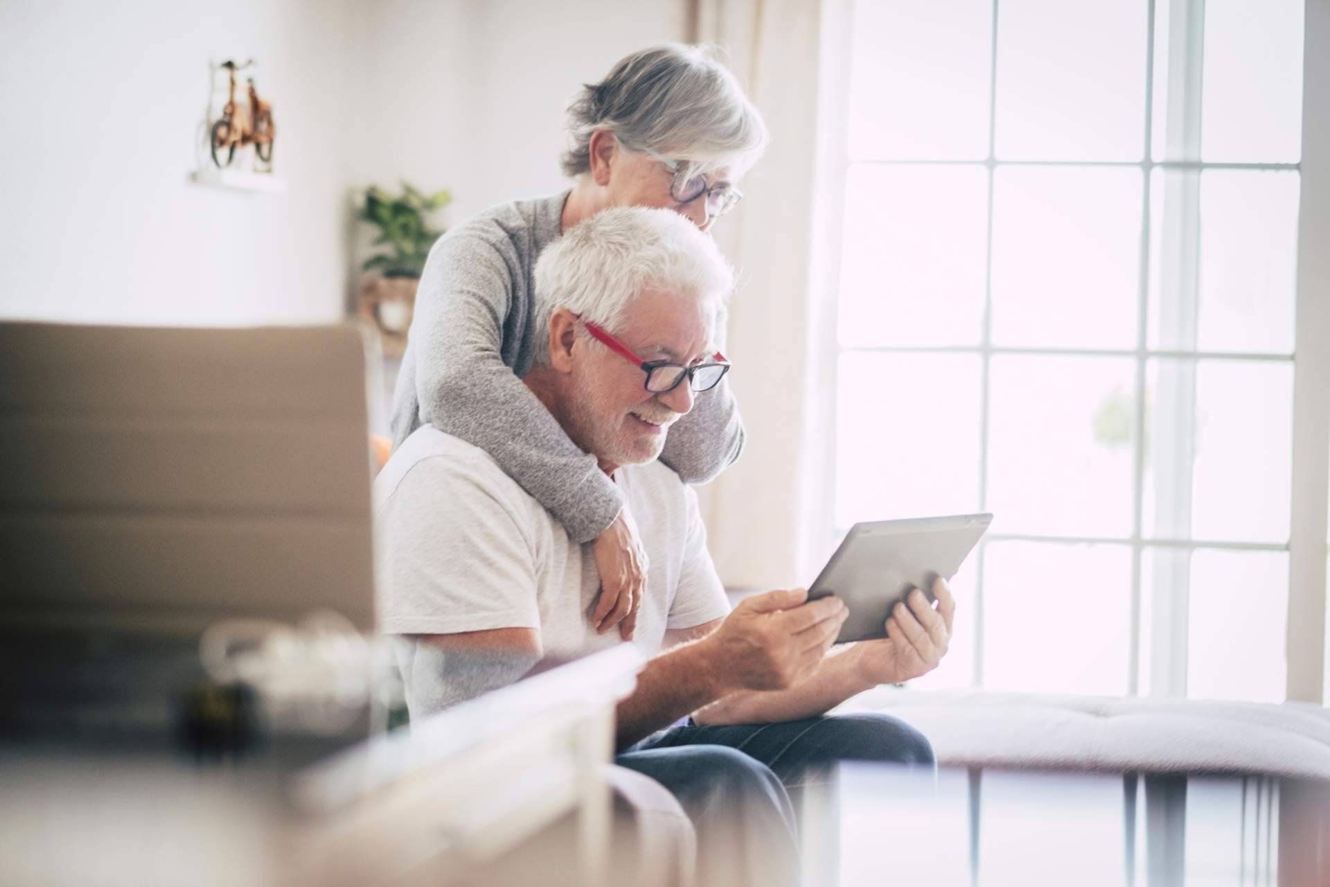 Gente mayor y salud digital, la solución de Idonia ante la brecha digital