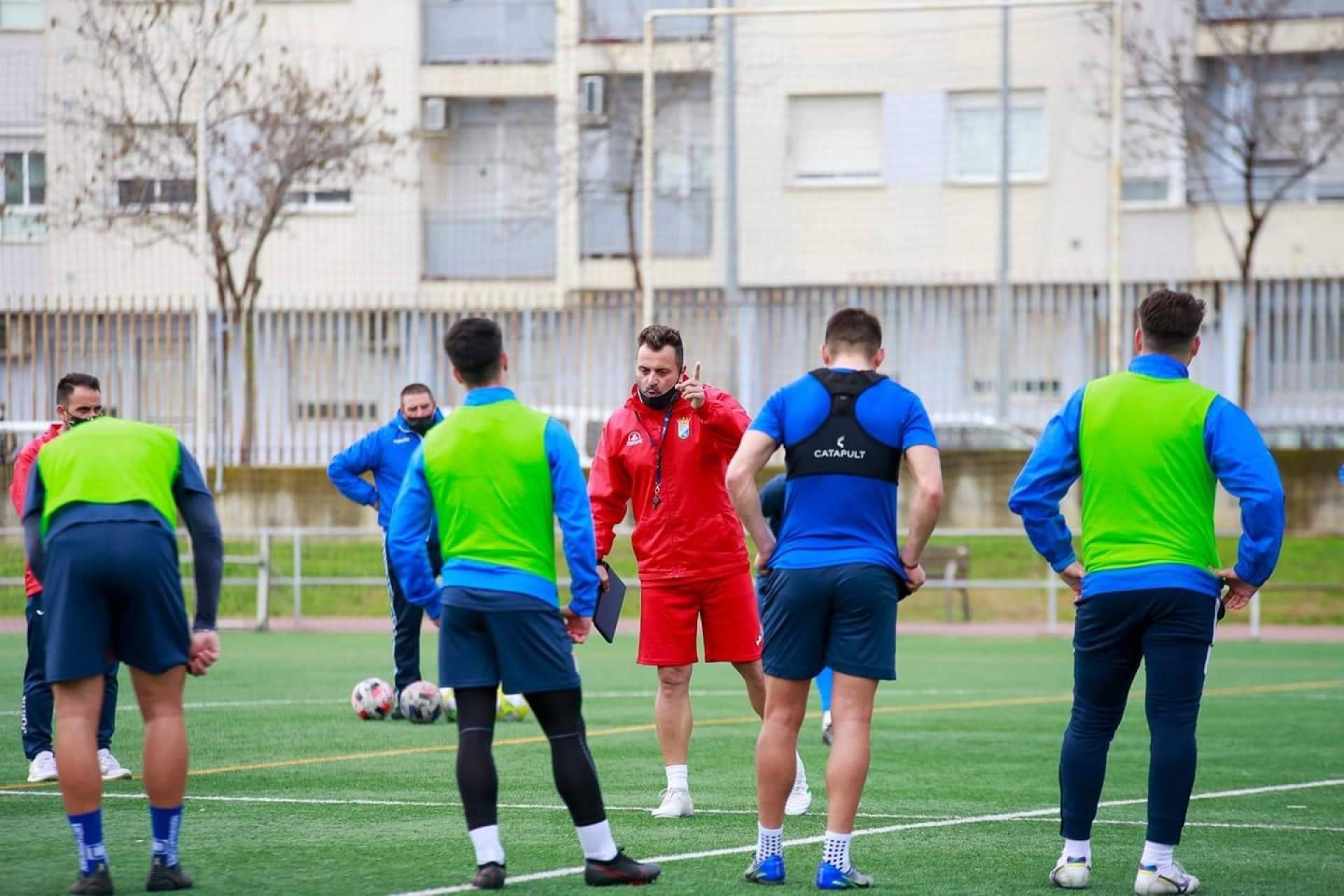 La trayectoria y el futuro de Joaquín Poveda, un entrenador de fútbol profesional UEFA Pro