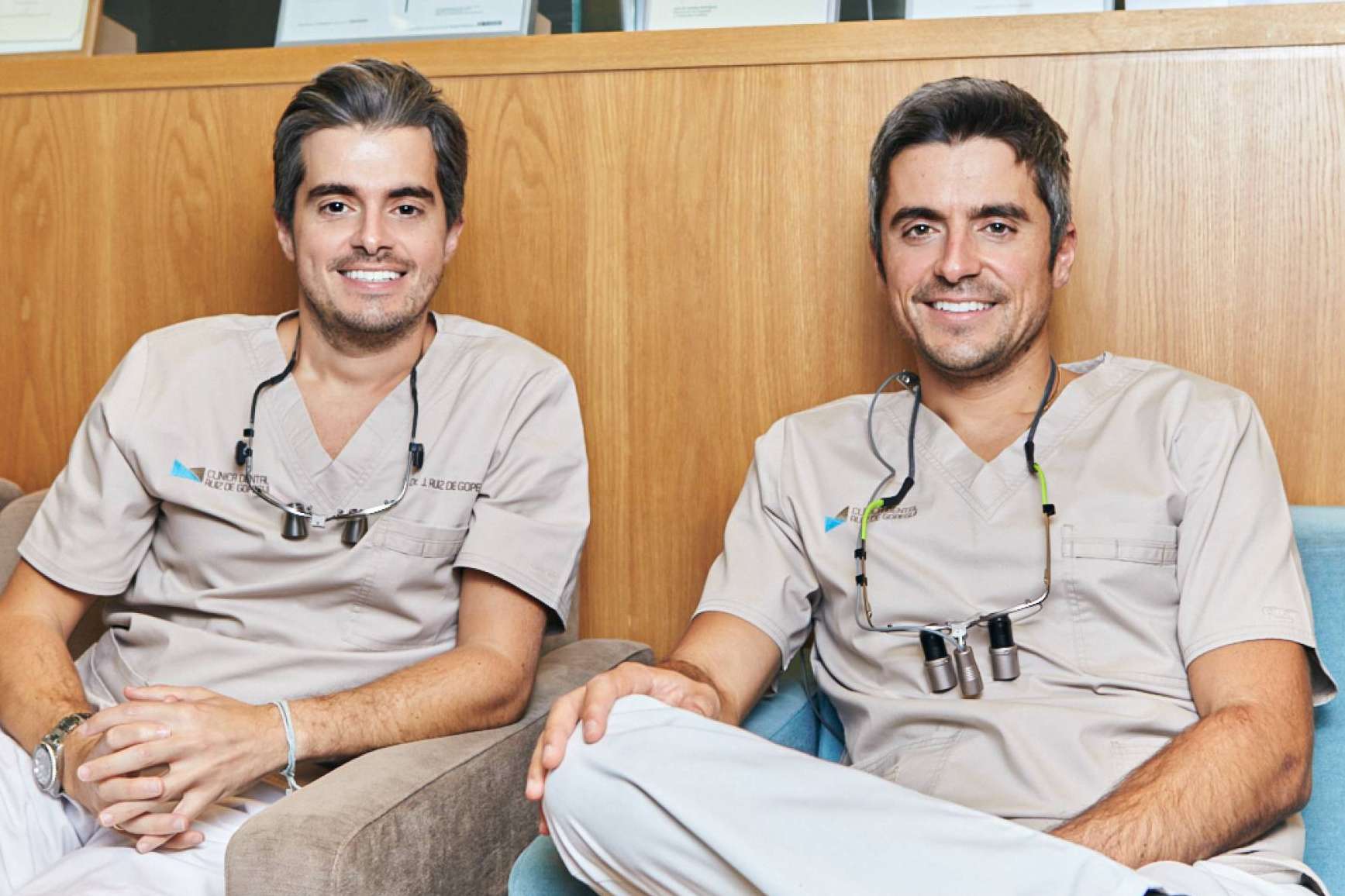 Conseguir una sonrisa hasta 8 tonos más blanca en solo 45 minutos con el blanqueamiento dental con luz LED