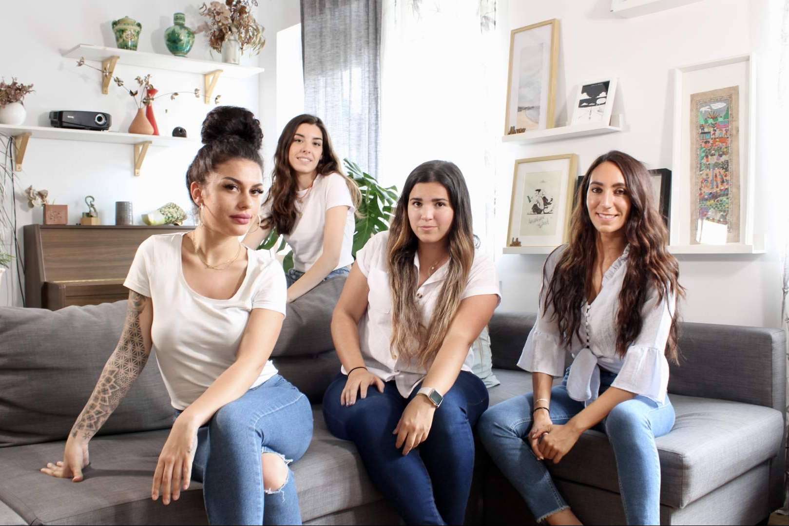 Un equipo de mujeres jóvenes buscan escenarios para series y películas