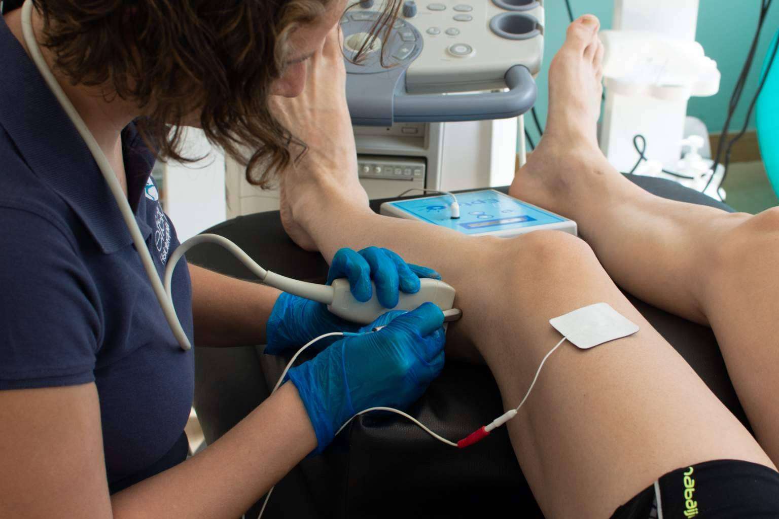 Tratamiento de fisioterapia de la rodilla, de la mano de las clínicas eFISIO