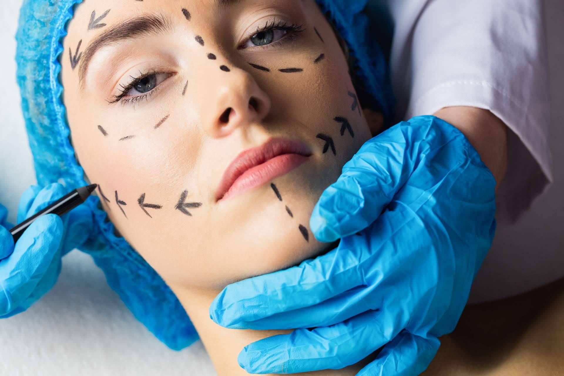 Dr. Antoni Roldán, experto cirujano plástico con amplia trayectoria en Barcelona