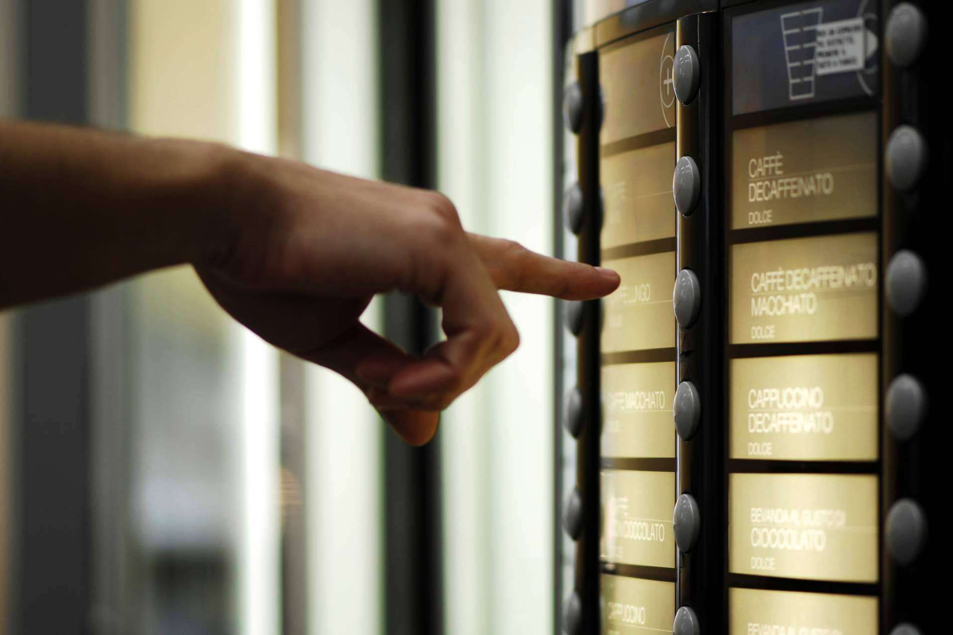 Las máquinas vending son un servicio 24 horas ideal para hoteles y casas rurales, por C&B Señor