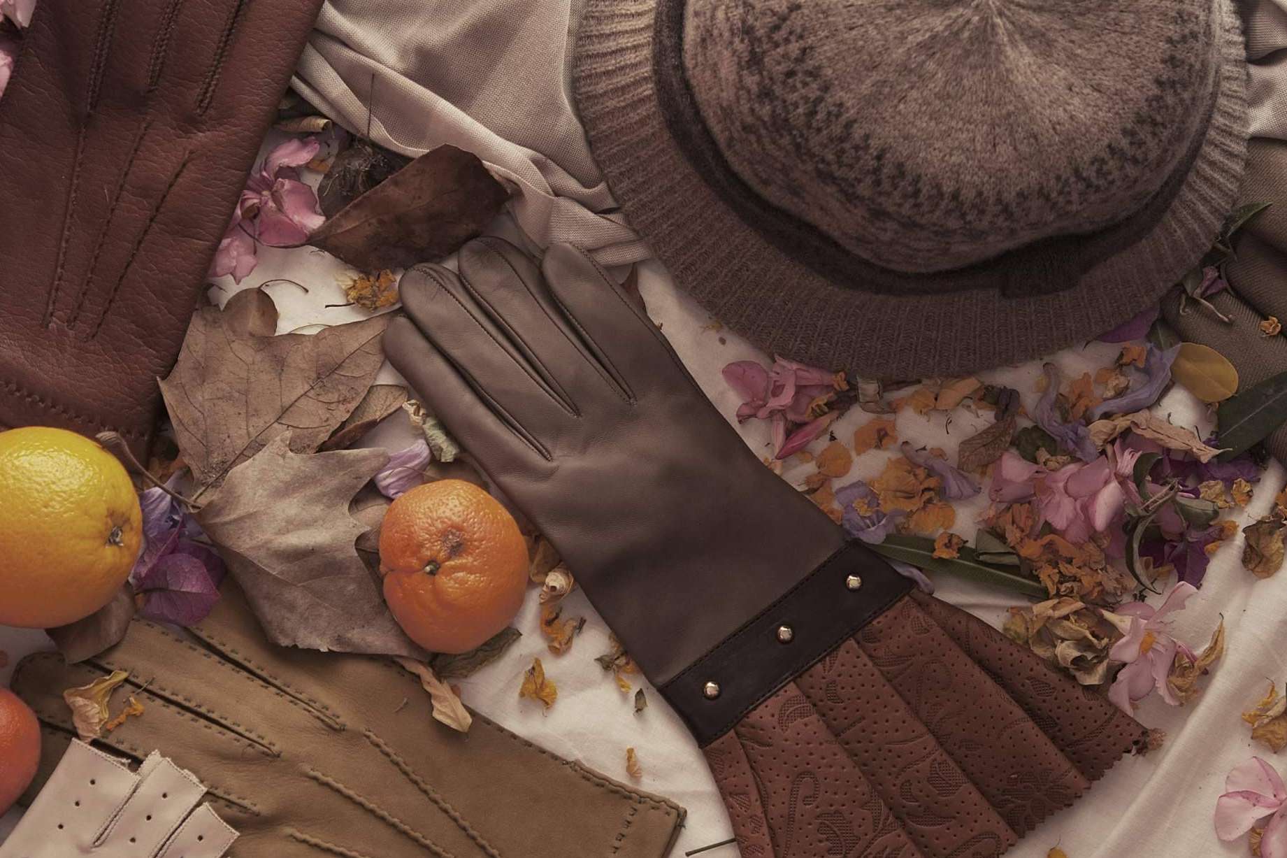 Elegancia en cualquier look con los guantes de piel de Santacana